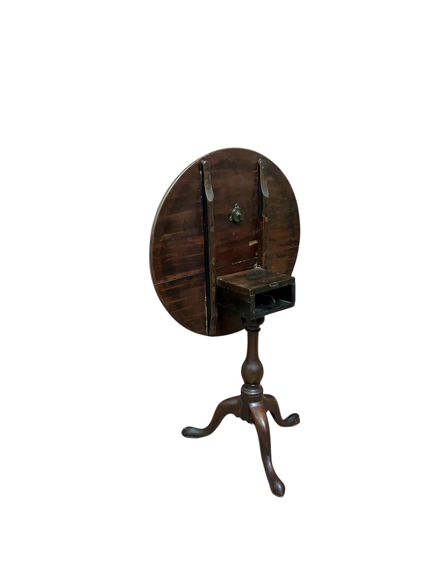 Mid-19th Century Mesa velador abatible Circa 1.830. For Sale