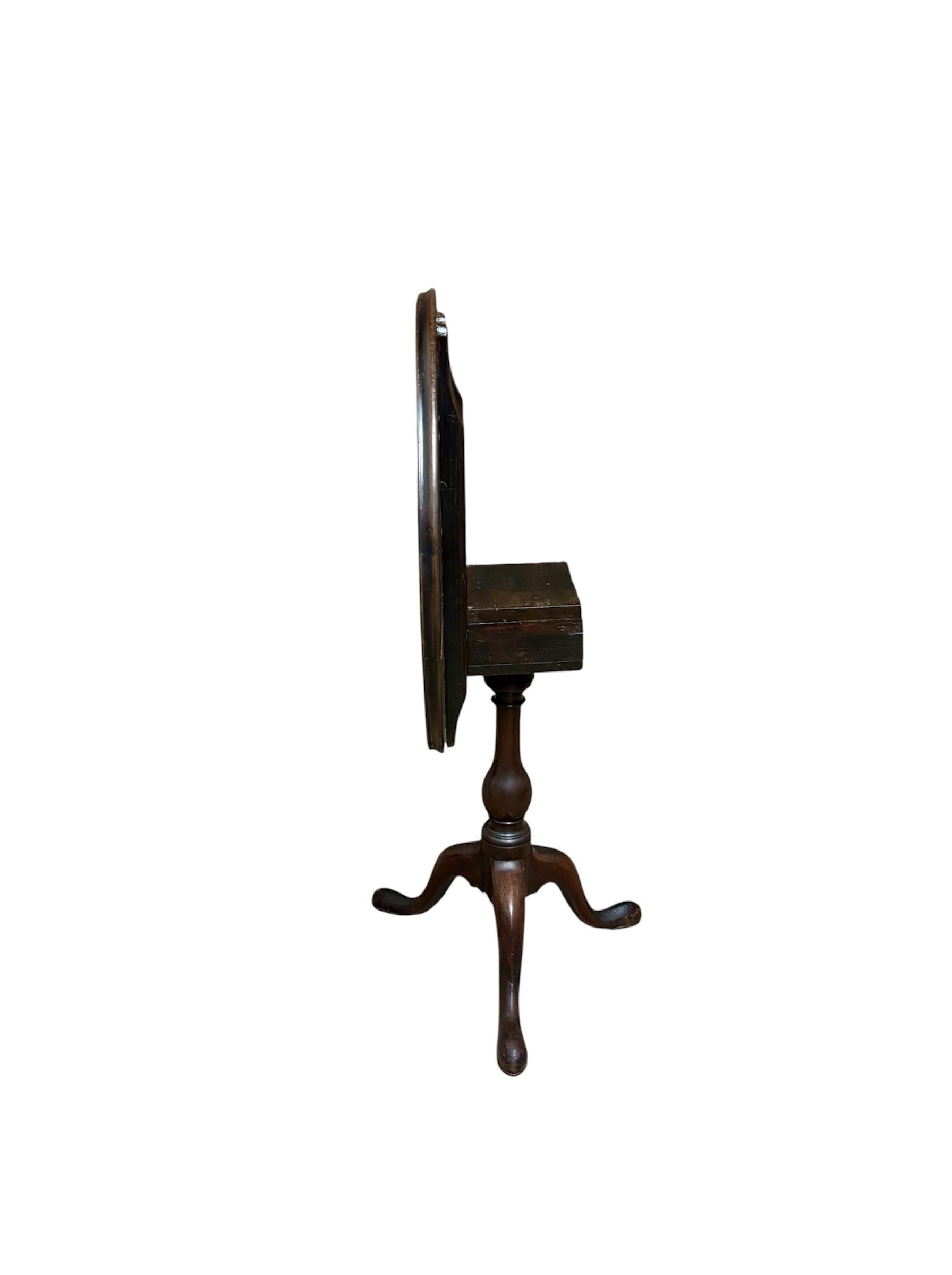 Oak Mesa velador abatible Circa 1.830. For Sale
