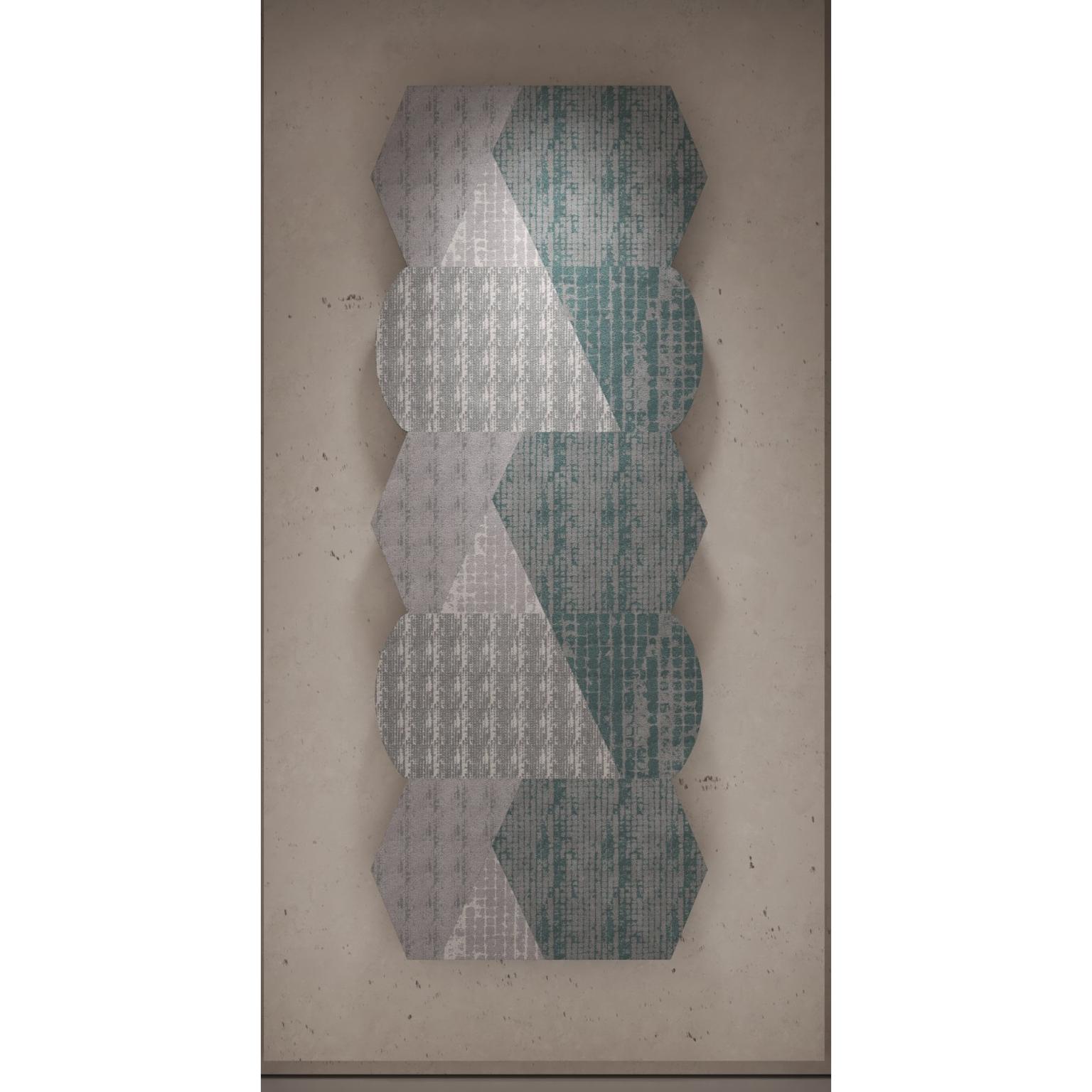 Mesanpar Pfau Wandteppich von Antilla Di Lauro
Abmessungen: L 120 x H 310 cm.
MATERIALIEN: Recycelter Kunststoff.

Antilla Di Lauro (geb. 1989, Mailand, Italien) entwirft und gestaltet einzigartige Teppiche und Wandteppiche. Nach ihrem