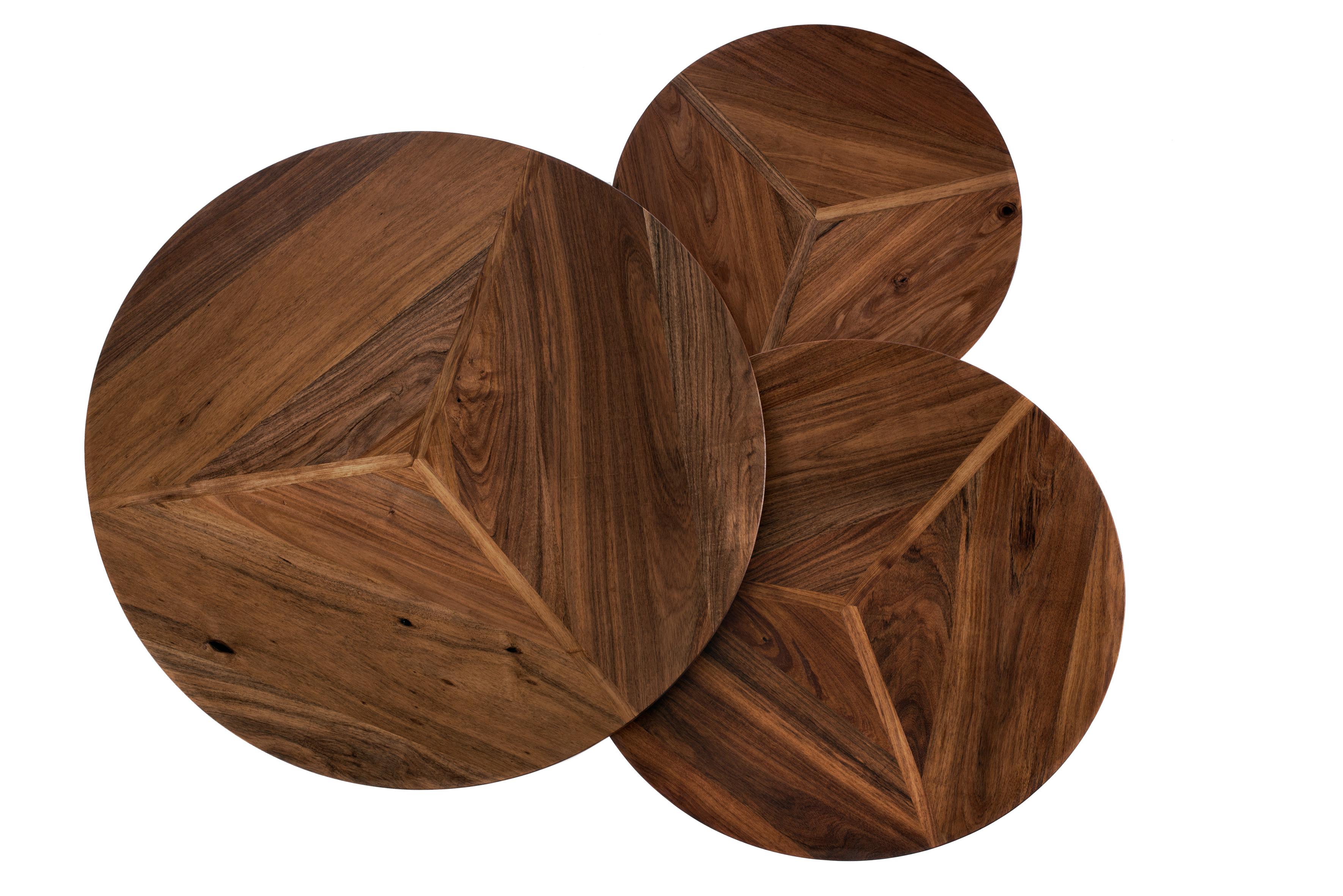 Conçu et réalisé avec des assemblages qui font la part belle à l'artisanat du bois. Ces tables intemporelles se caractérisent par trois segments de bois et une structure qui dépasse de la surface. Chaque détail des pièces témoigne de la qualité des