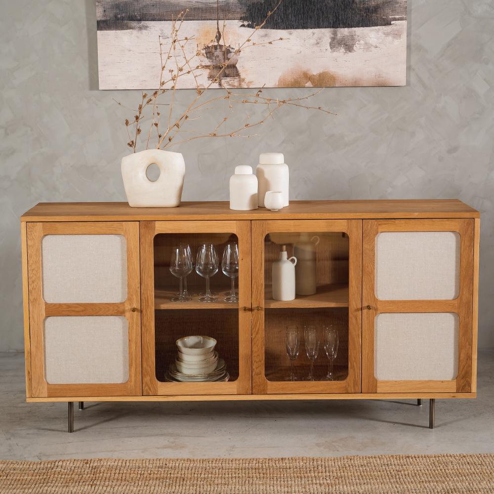 Le Buffet Mesh deviendra une pièce indispensable dans votre espace de vie grâce à son design élégant et à l'harmonie unique de différents matériaux. Son corps robuste, en chêne massif et placage de chêne naturel, offre une expérience d'utilisation
