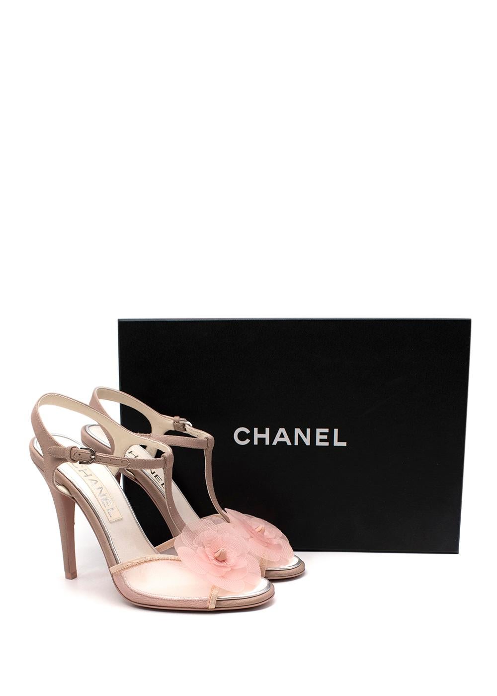 Chanel Sandalias de malla Camelia

- Confeccionadas en lona y malla, estas sandalias de tacón de tiras están rematadas con una flor 3D texturizada en el peep toe
- Sobre un tacón de aguja 
- Correa con hebilla ajustable 
- Forrado de satén