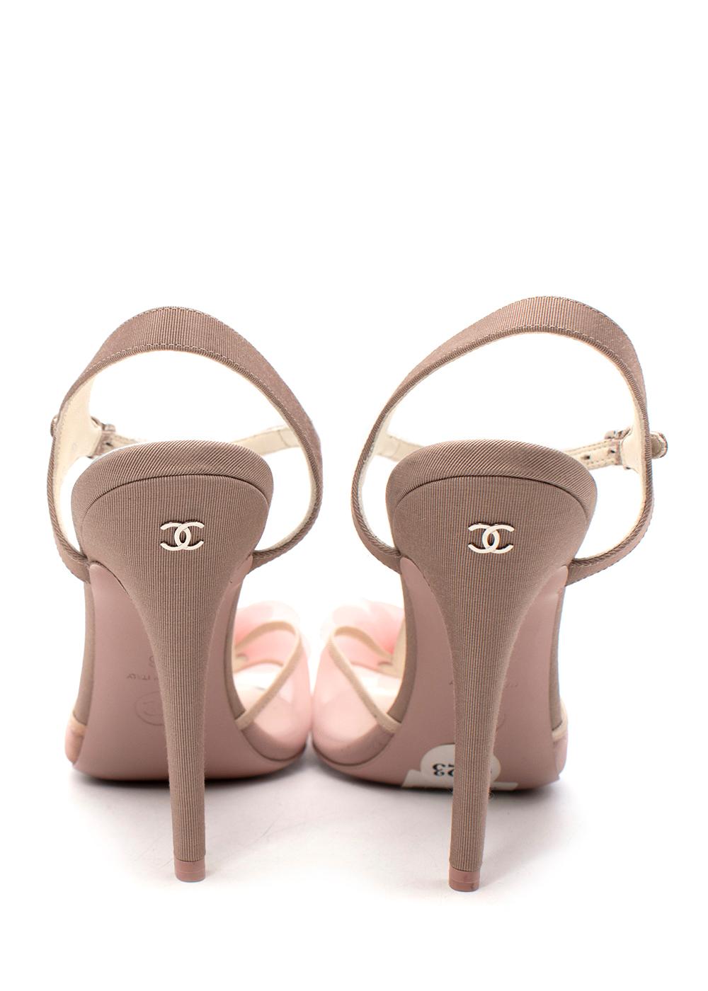 Chanel Sandalias de Malla Camelia - 38 en Nuevo estado para la venta en London, GB
