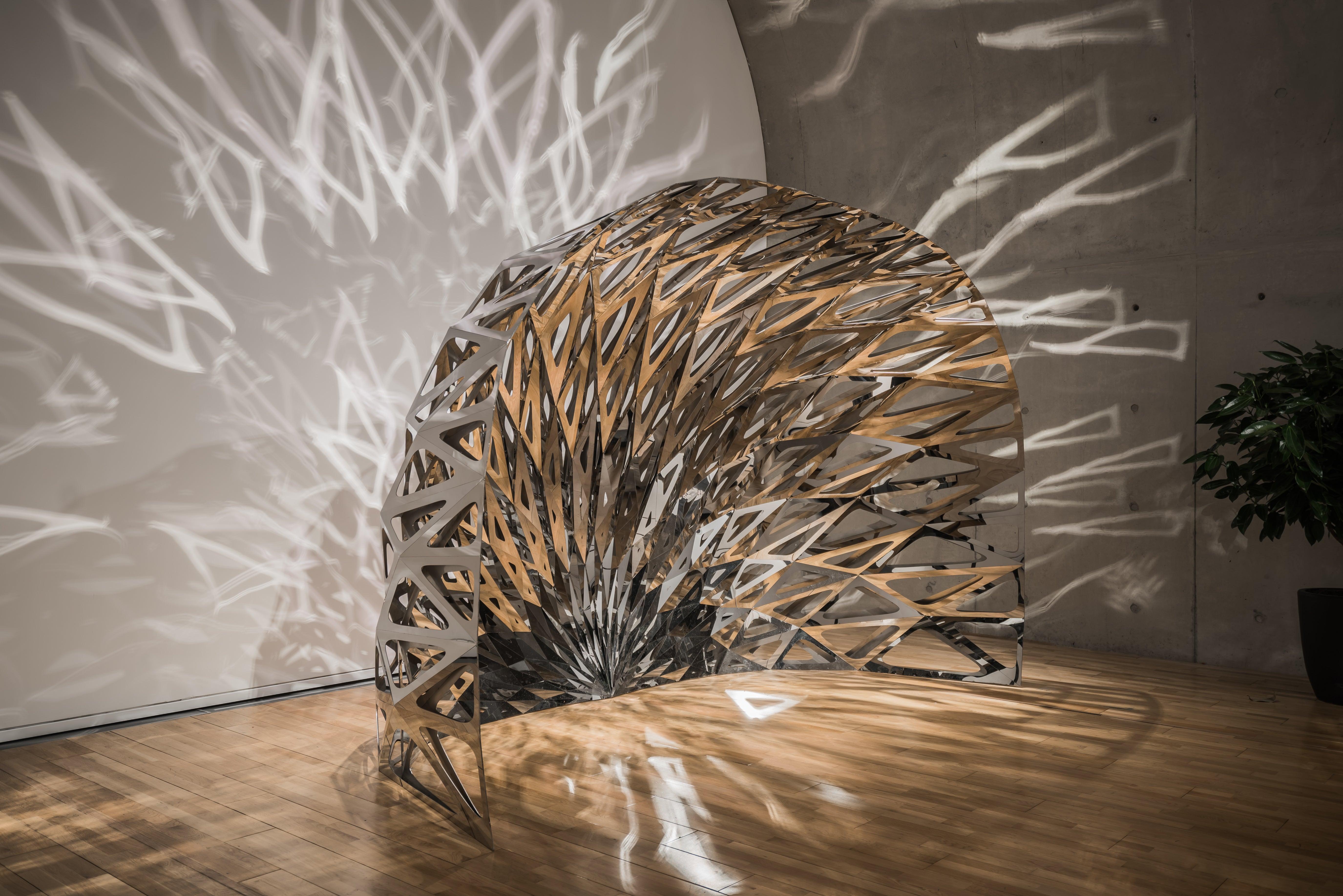 La série mashing mesh est la dernière collection de design du célèbre designer chinois Zhoujie Zhang en 2016. La série commence par l'obsession de Zhoujie pour la conception paramétrique et les grilles de maillage. Il simule les vagues de l'eau à