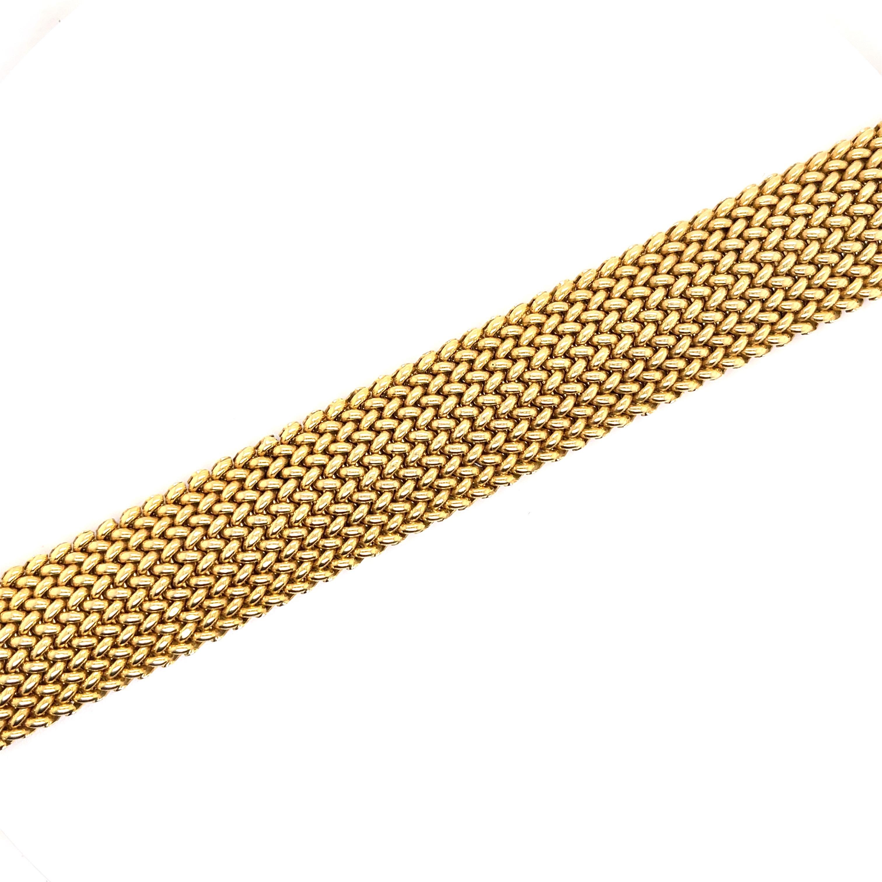 Contemporain Bracelet large texturé en or jaune 14 carats 38,7 grammes en vente