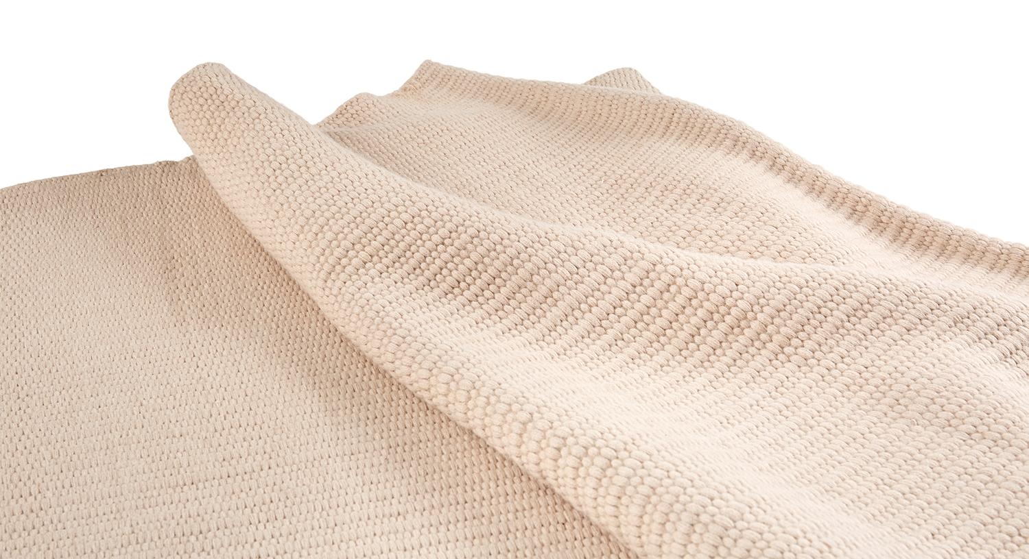 Faites l'expérience du luxe avec le tapis Mesh, fabriqué à 100 % en laine d'Alpaga. Connue pour sa douceur et sa durabilité, la laine d'Alpaga apporte une touche douillette et durable à votre espace. Au-delà du confort, il s'agit d'un choix durable,