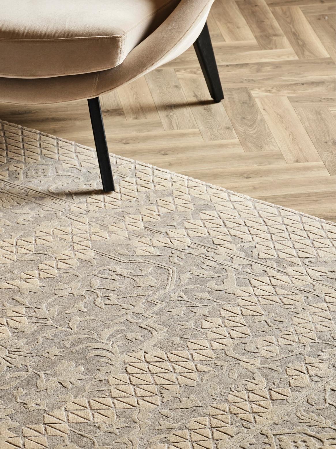 Annodato a mano Tappeto MESHARA annodato a mano nei colori argento, oro e beige acqua da Hands in vendita