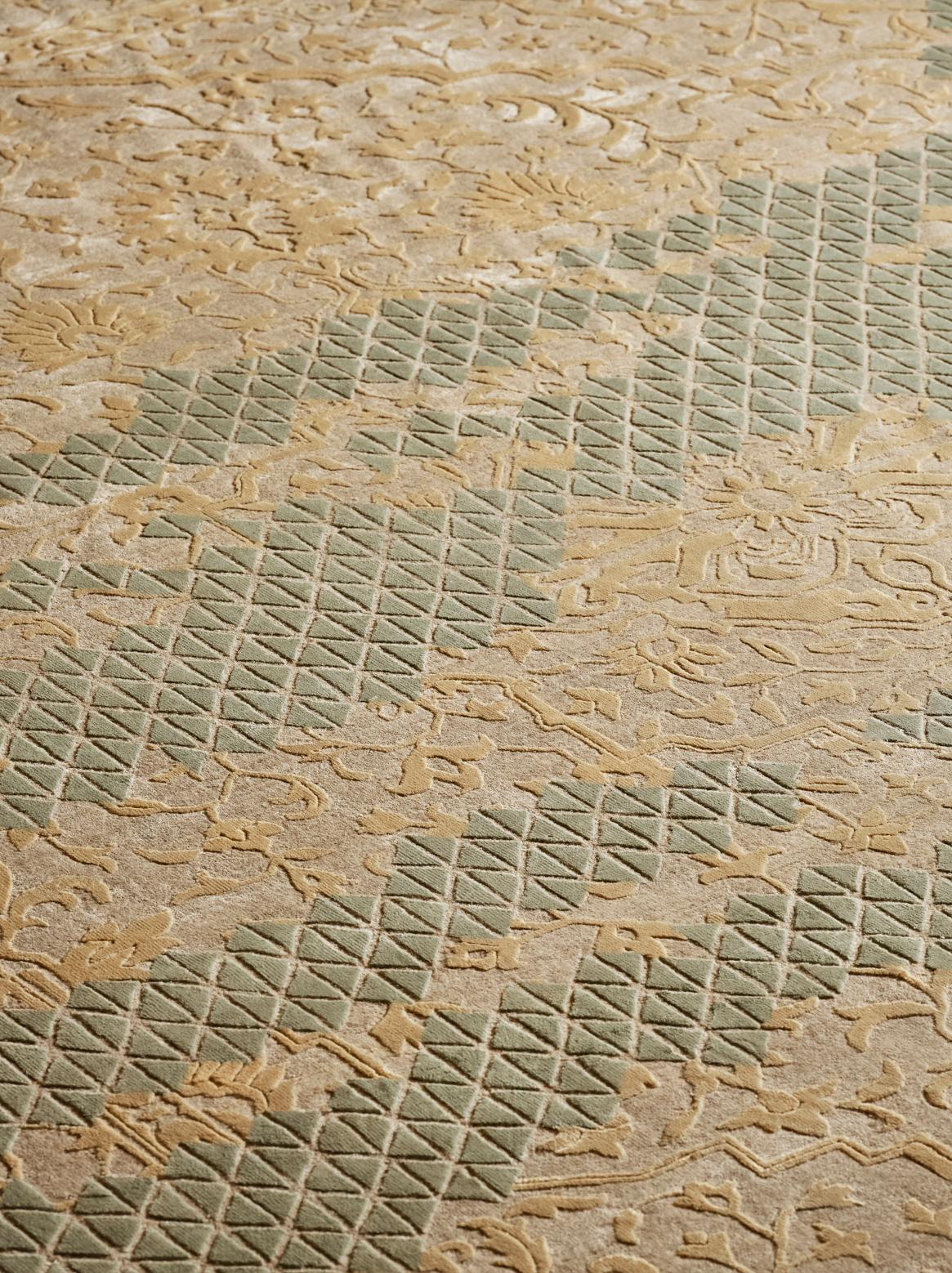 XXI secolo e contemporaneo Tappeto MESHARA annodato a mano nei colori argento, oro e beige acqua da Hands in vendita