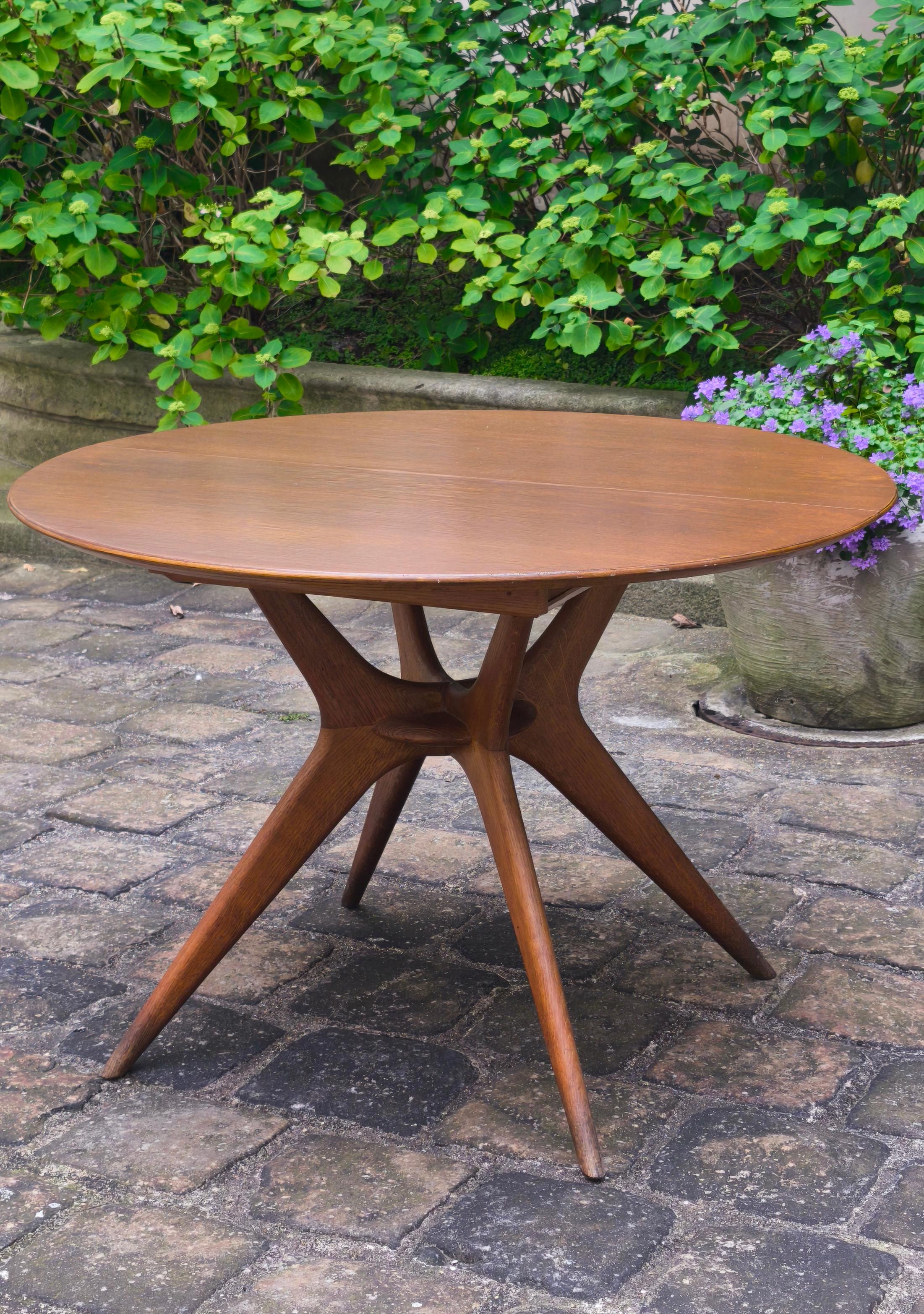 Superbe table de salle à manger en maille de chêne attribuée à Ico Parisi, années 1960.
.
Le plateau a été refini en placage de chêne. 
.
En bon état vintage.
.
Dimensions : 
Diamètre : 190 cm
Hauteur : 74 cm
.
N'hésitez pas à poser des questions