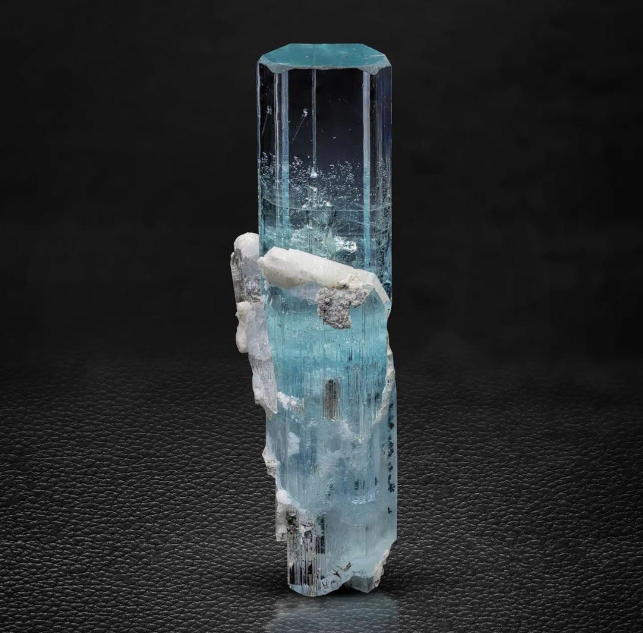 Informazioni sul prodotto:

Nome del campione: Acquamarina con albite

Peso: 108 grammi

Dimensioni: H: 10,8 x L: 3,3 x P: 2,8 cm

Trattamento: Nessuno

Origine: Distretto di Skardu, provincia di Gilgit Baltistan, Pakistan

Descrizione:

Questo