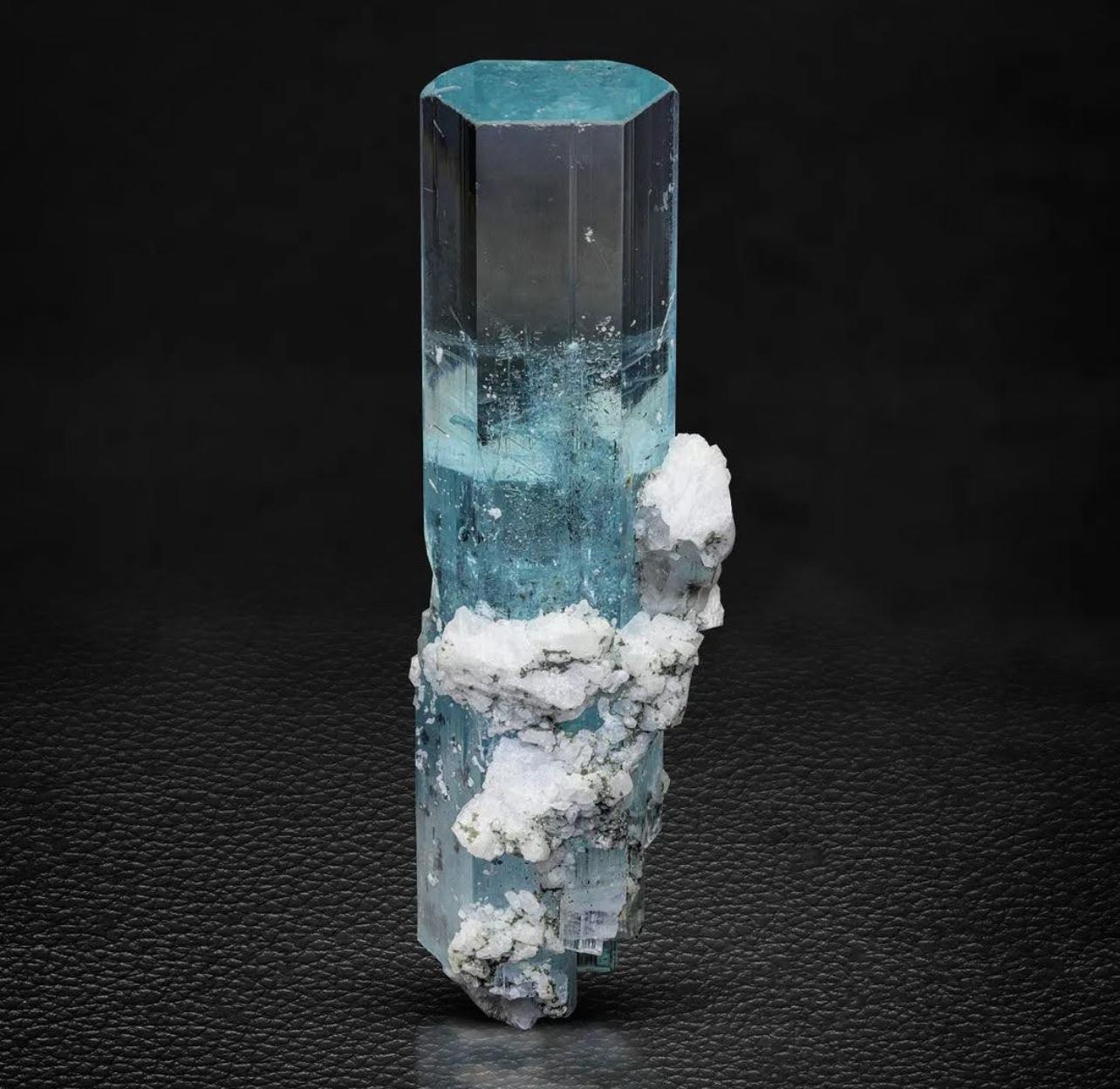 Stile Adam Incredibile cristallo di acquamarina blu di 108 grammi con albite bianca dal Pakistan in vendita