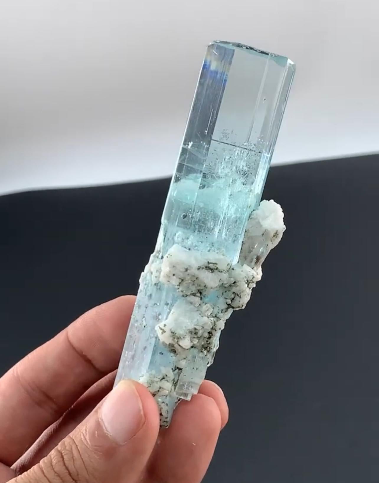 Incredibile cristallo di acquamarina blu di 108 grammi con albite bianca dal Pakistan In condizioni buone in vendita a Peshawar, PK