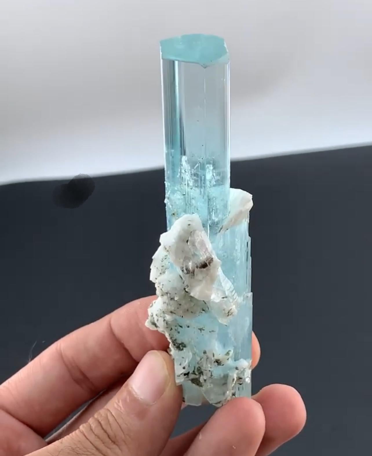XXI secolo e contemporaneo Incredibile cristallo di acquamarina blu di 108 grammi con albite bianca dal Pakistan in vendita