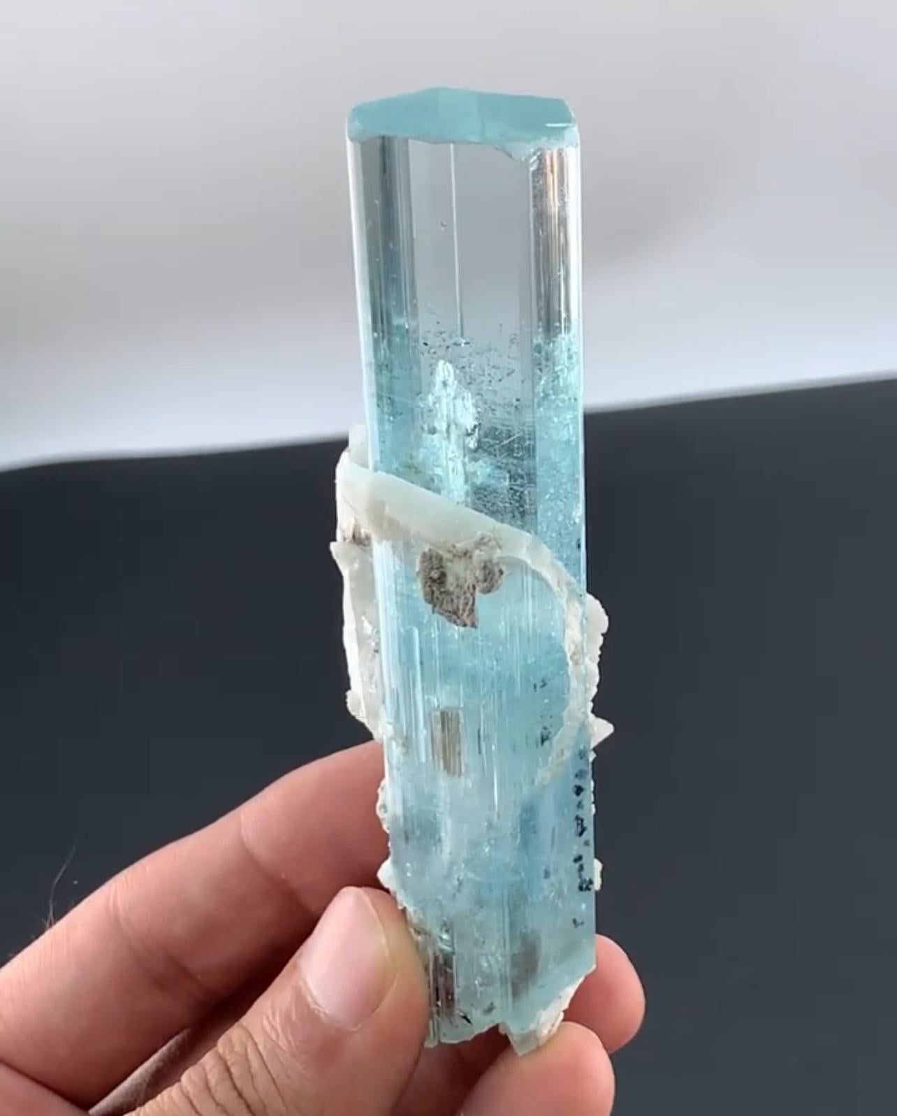 Altro Incredibile cristallo di acquamarina blu di 108 grammi con albite bianca dal Pakistan in vendita
