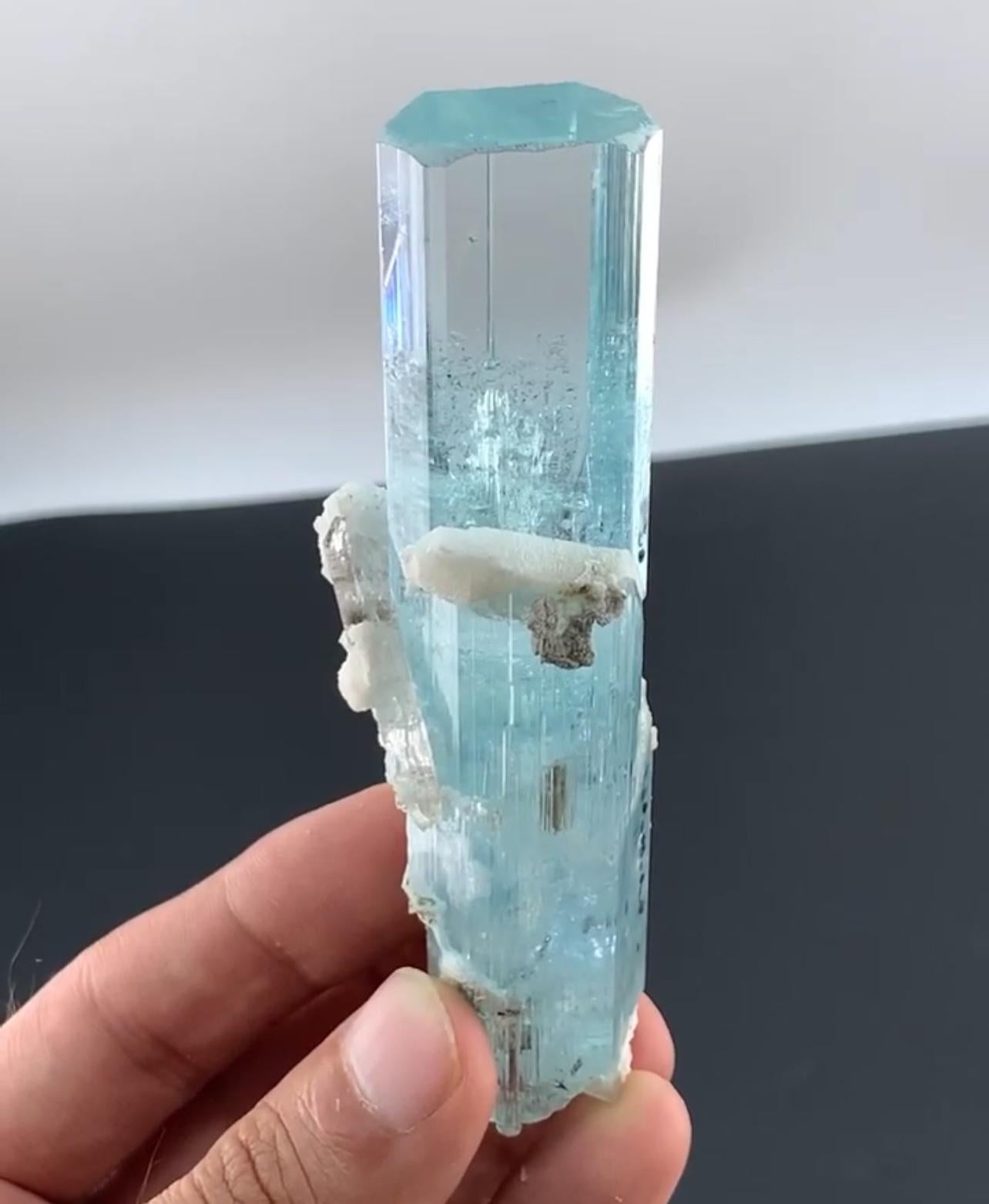 Incredibile cristallo di acquamarina blu di 108 grammi con albite bianca dal Pakistan in vendita 1