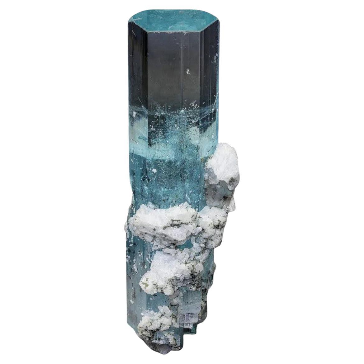 Mesmerising 108 Gramm Blauer Aquamarinkristall mit weißem Albit aus Pakistan
