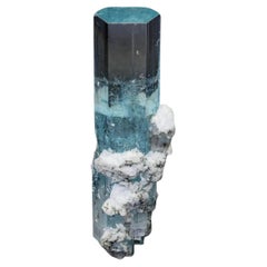 Mesmerising 108 Gramm Blauer Aquamarinkristall mit weißem Albit aus Pakistan