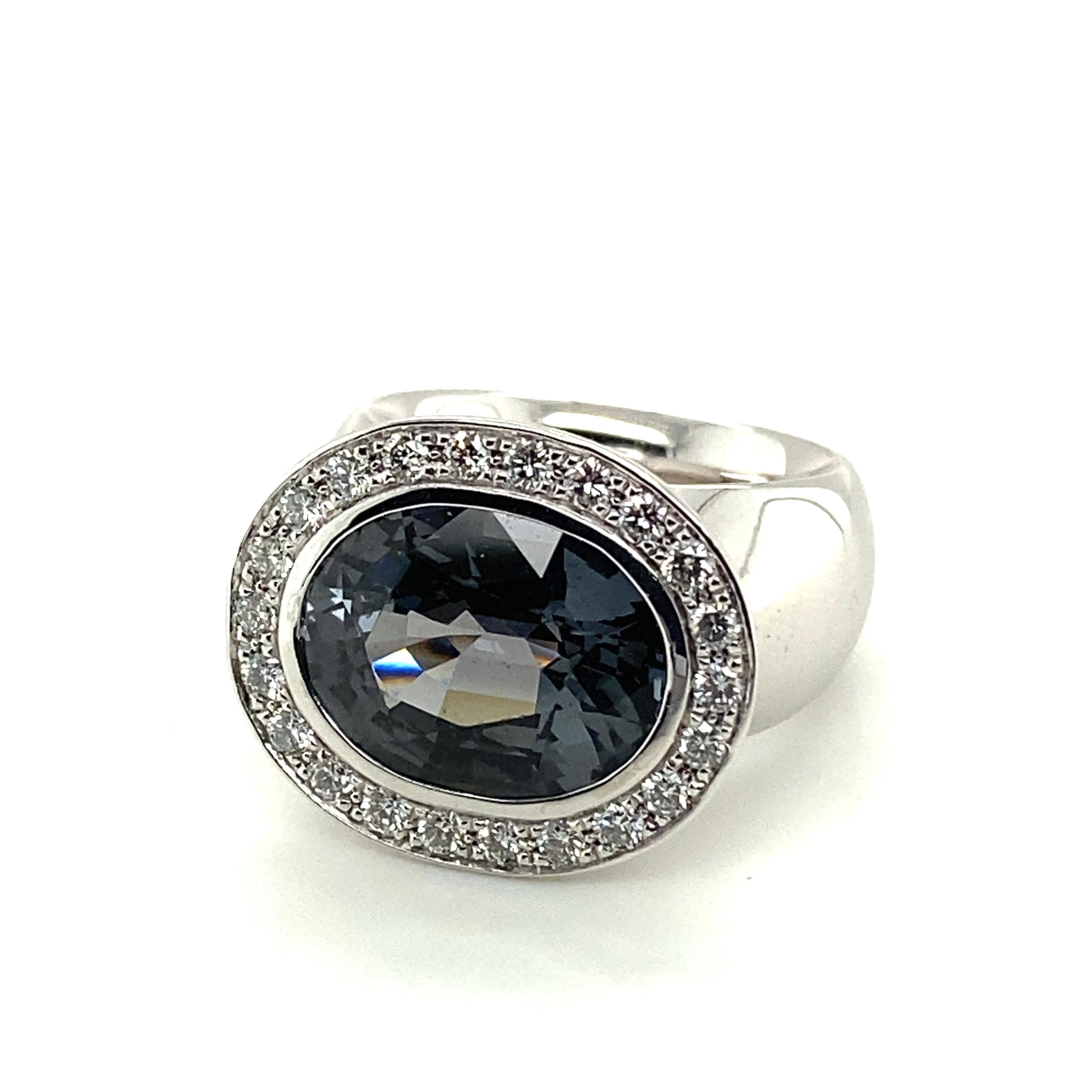 Mesmerising 8.84 Carat Grey Spinel and Diamond Ring in 18 Karat White Gold In Good Condition For Sale In Lucerne, CH