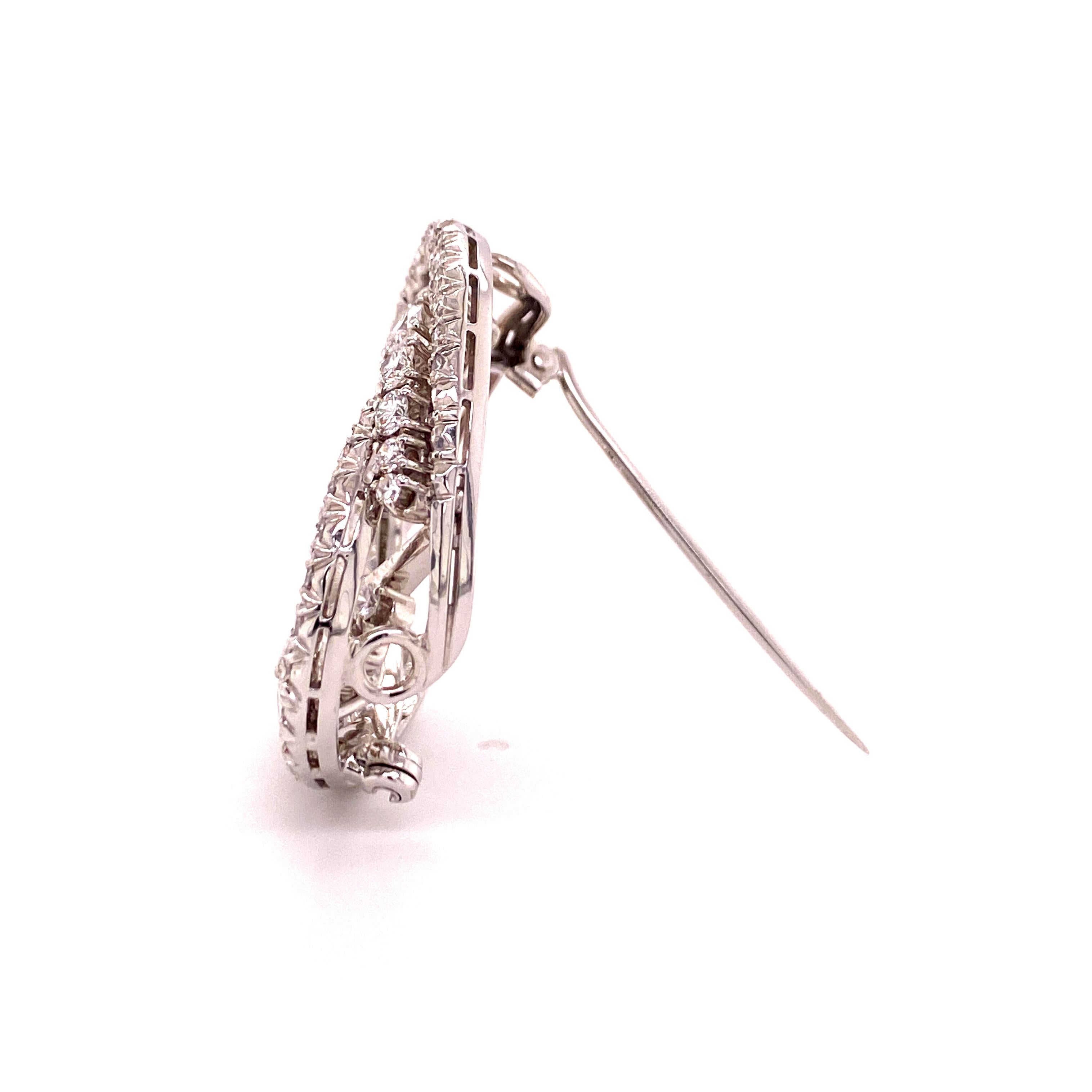 Mesmerising Moebius Strip Inspired Diamond Brooch in 18 Karat White Gold In Good Condition In Lucerne, CH