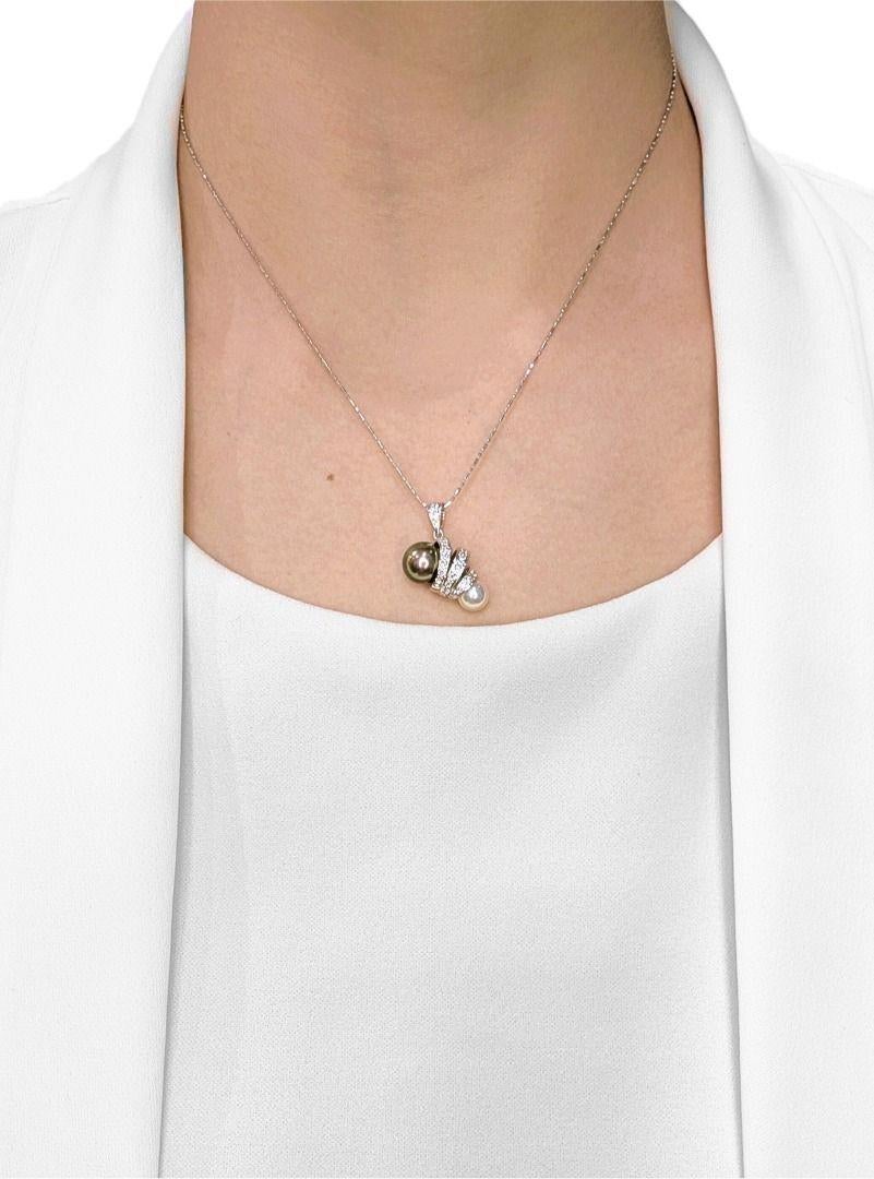Découvrez une élégance inégalée avec ce nouveau pendentif exquis, méticuleusement réalisé en or blanc 18 carats rayonnant. Cette pièce unique met en valeur un duo de perles captivant : une magnifique perle ronde des mers du Sud de 8,9 mm, réputée