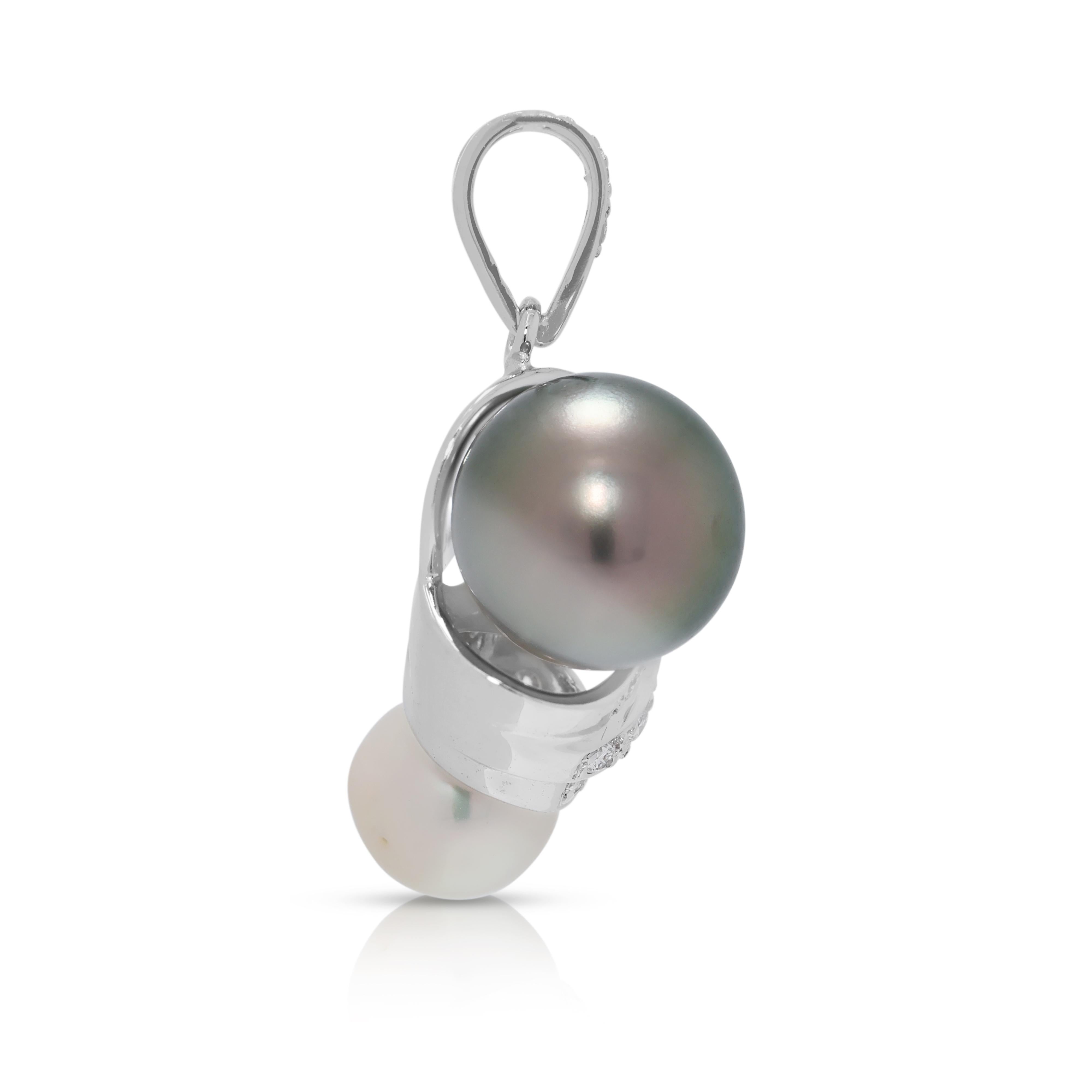 Pendentif en or blanc 18 carats avec deux perles et un diamant Nature de 0,19ct Neuf - En vente à רמת גן, IL