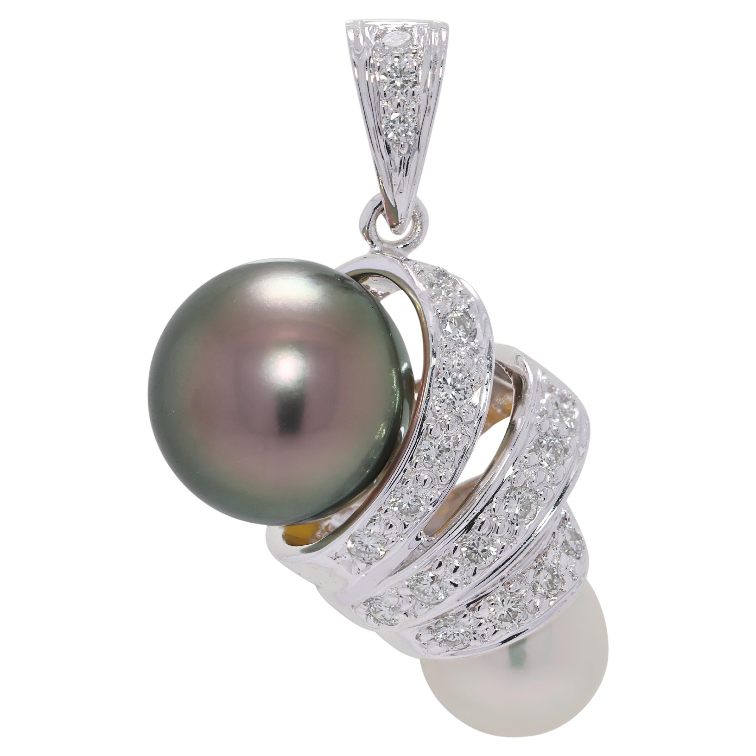 Pendentif en or blanc 18 carats avec deux perles et un diamant Nature de 0,19ct