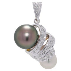 Pendentif en or blanc 18 carats avec deux perles et un diamant Nature de 0,19ct