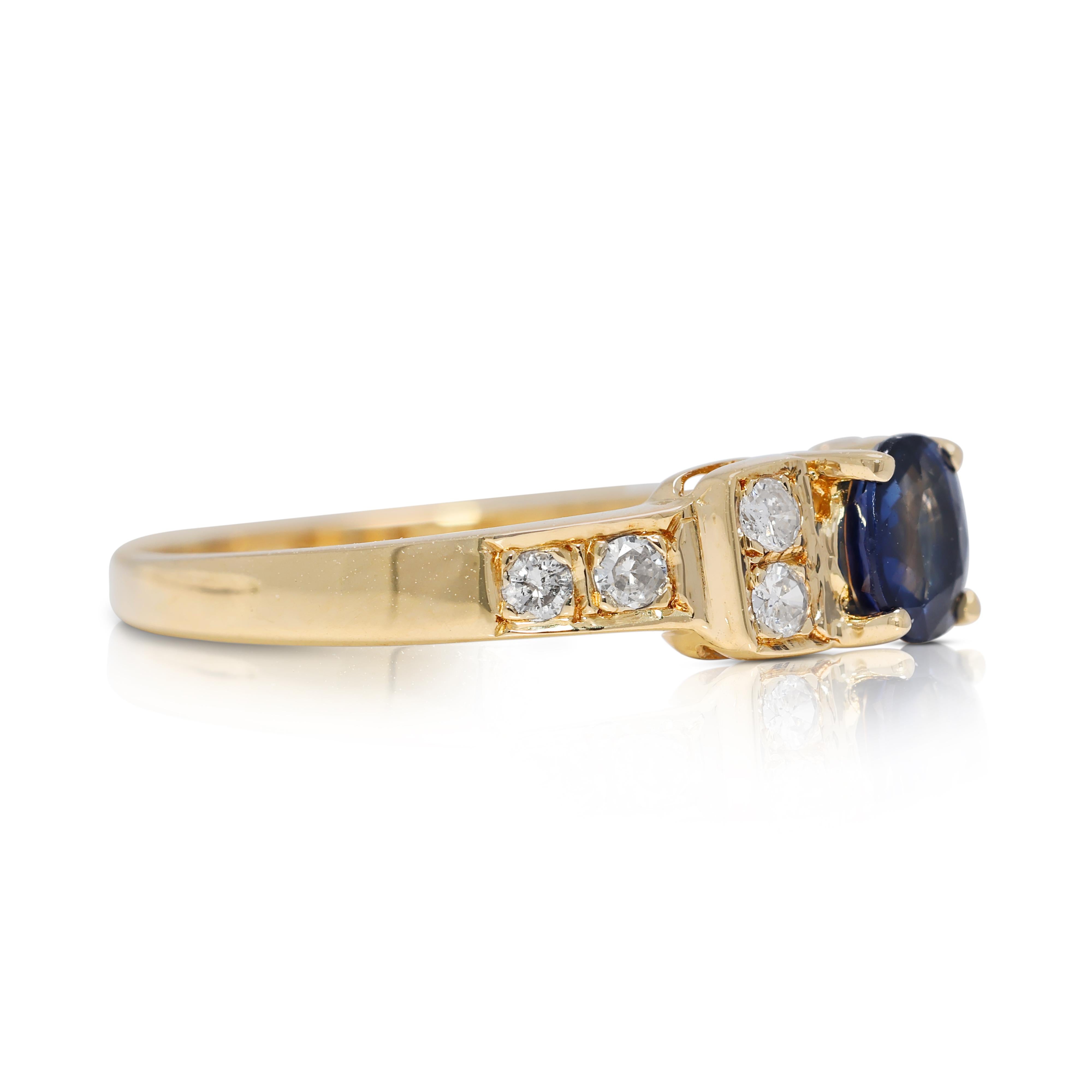 Mesmerizing 0.34ct Sapphire & Natural Diamond Ring in 18K Yellow Gold Corte oval en venta