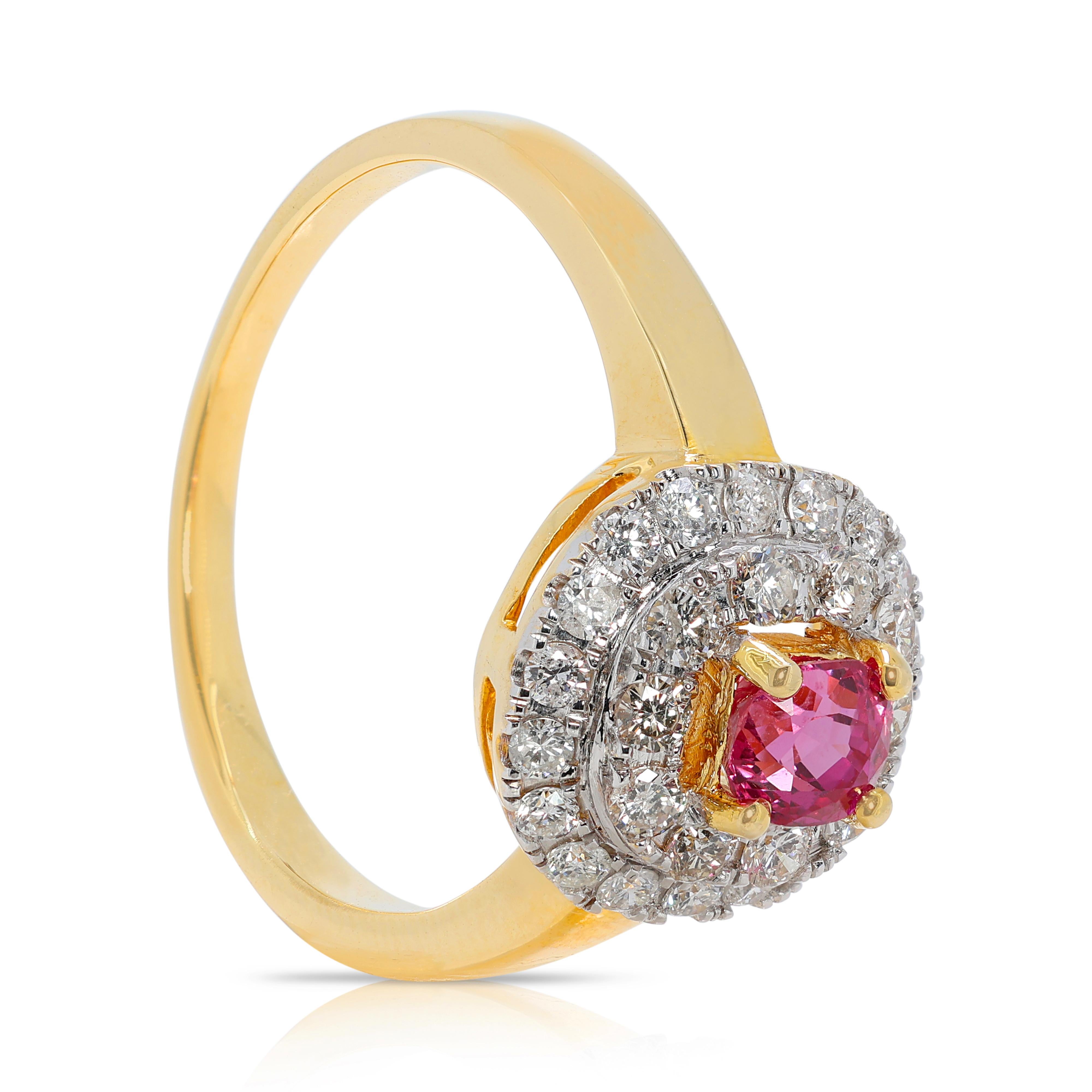 Incredibile anello di rubino da 0,65 carati con diamanti naturali in oro giallo 18 carati In condizioni ottime in vendita a רמת גן, IL