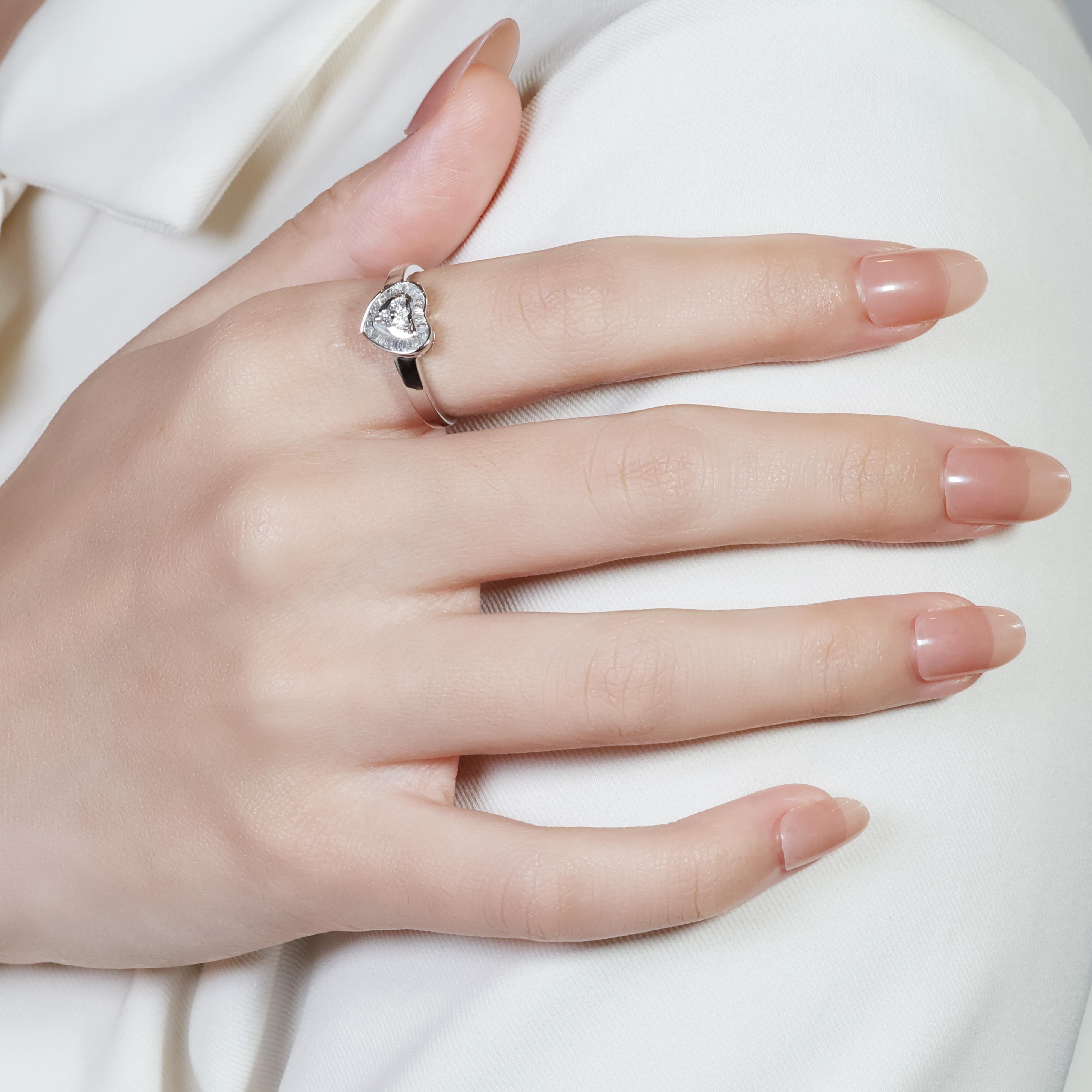 Mesmerizing 0.70ct Diamonds-Shaped Ring in oro bianco 18K in vendita 3