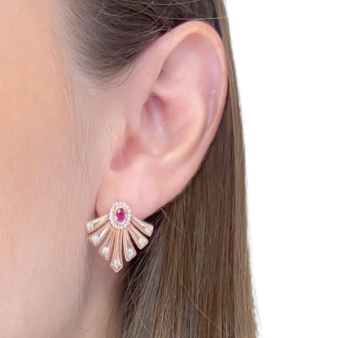 Faszinierende 0,86ct Rubine und Diamanten Ohrringe in 14k Rose Gold - IGI zertifiziert

Diese anmutigen Ohrringe aus 14-karätigem Roségold präsentieren zwei lebhafte ovale Rubine mit insgesamt 0,63 ct. in einem fesselnden purpurroten Farbton, der
