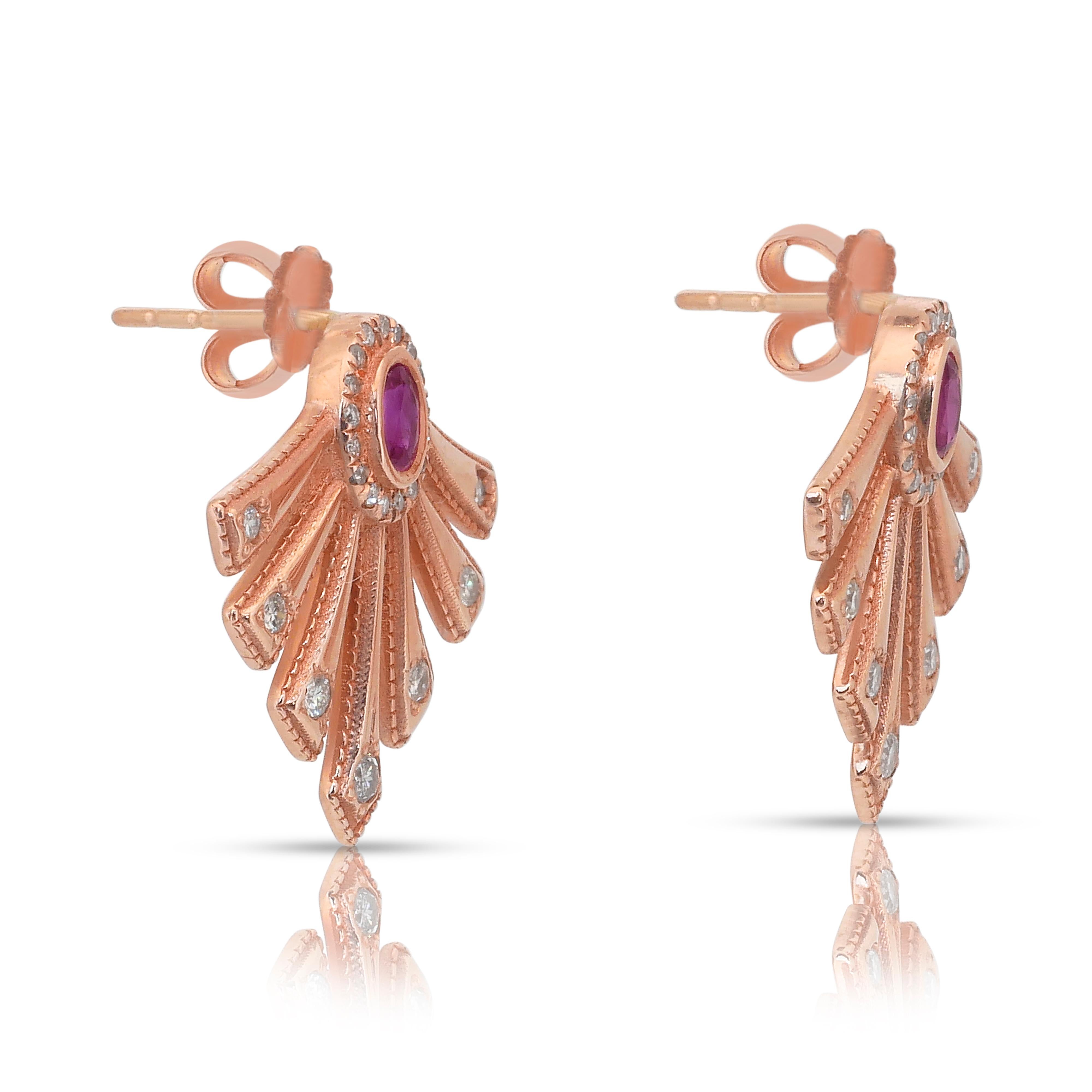 Faszinierende 0,86ct Rubine und Diamanten Ohrringe in 14k Rose Gold - IGI zertifiziert im Zustand „Neu“ im Angebot in רמת גן, IL