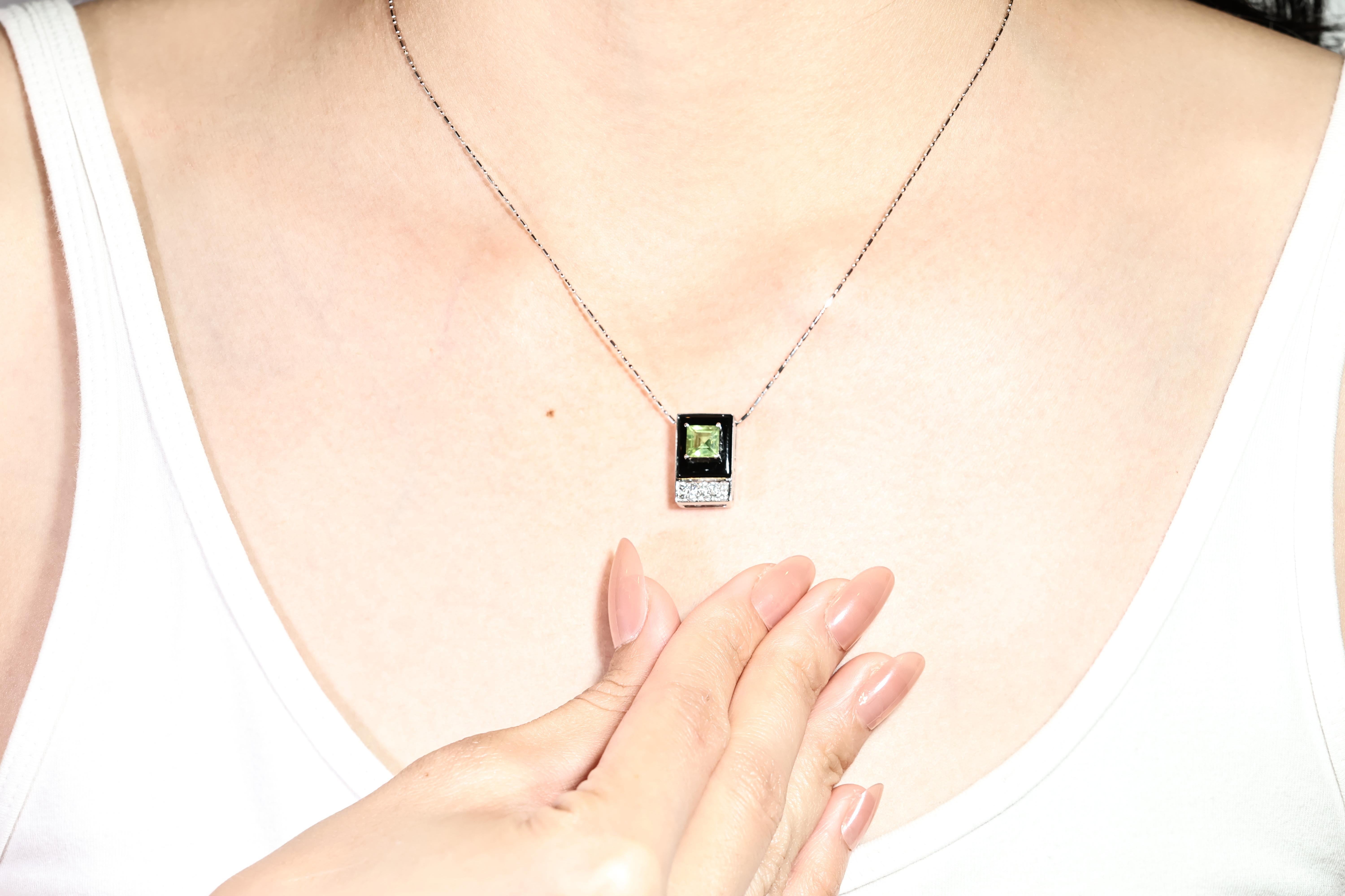 Mesmerizing 1,35 Karat Peridot und Diamant-Anhänger mit Onyx aus 18 Karat Weißgold im Angebot 2