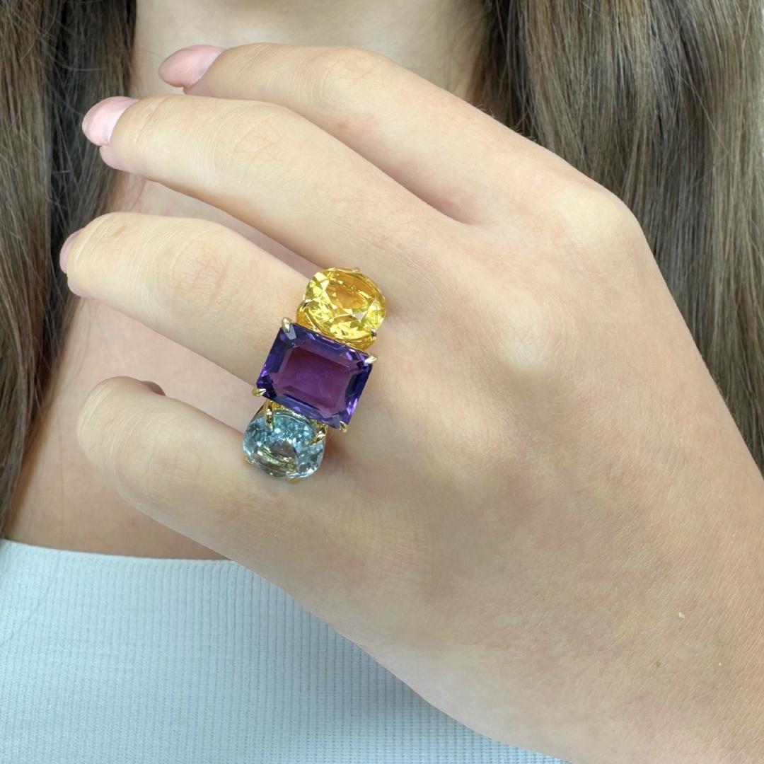 Mesmerizzante anello a tre pietre con ametista, topazio e citrino da 17,50 carati in oro giallo 18 carati - certificato IGI

Una vibrante celebrazione del colore, questo sorprendente anello in oro giallo 18 carati presenta un trio di gemme per un