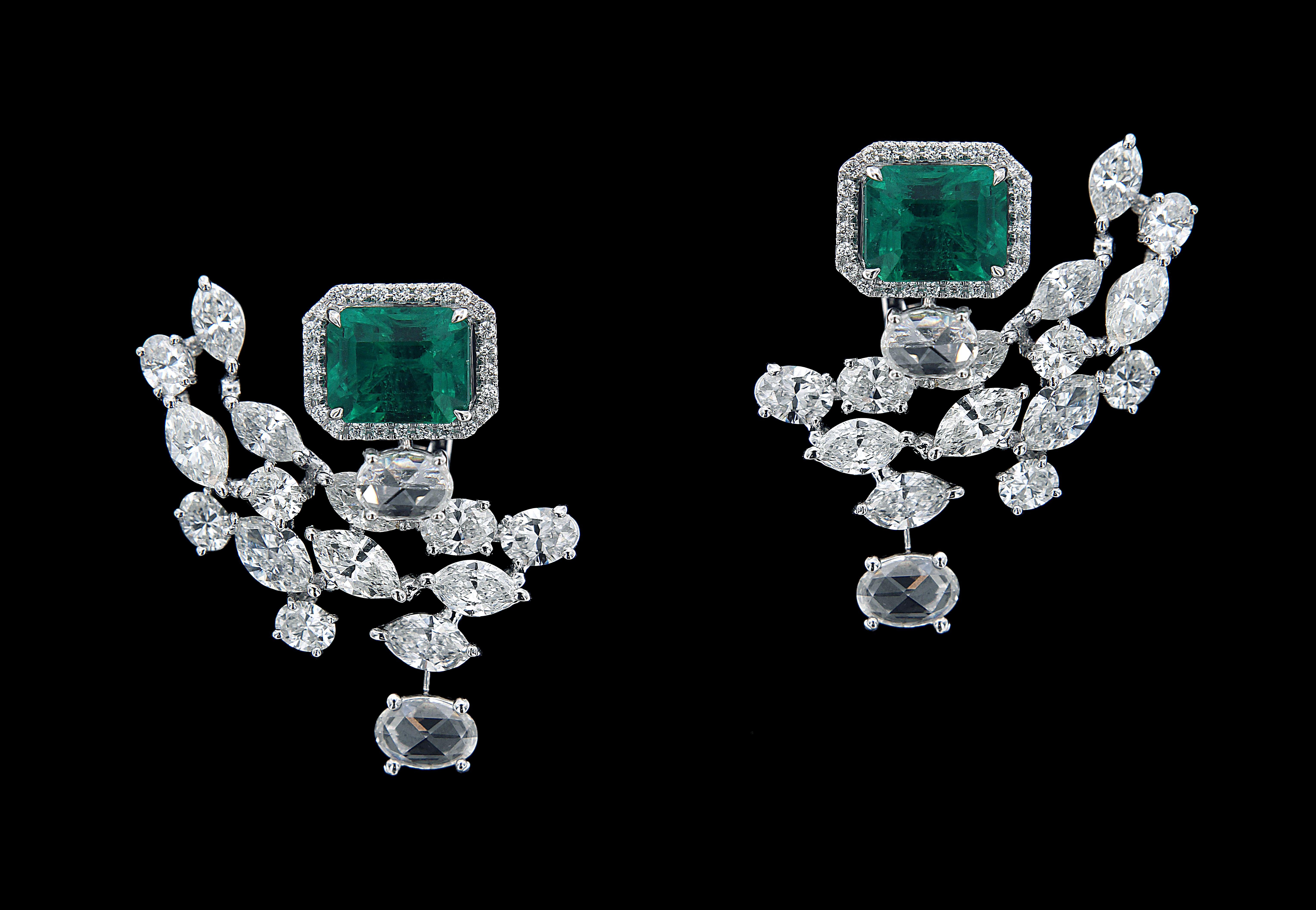 Mesmerizing 18 Karat White Gold, Diamond and Emerald Earrings In New Condition For Sale In Hong Kong, HK