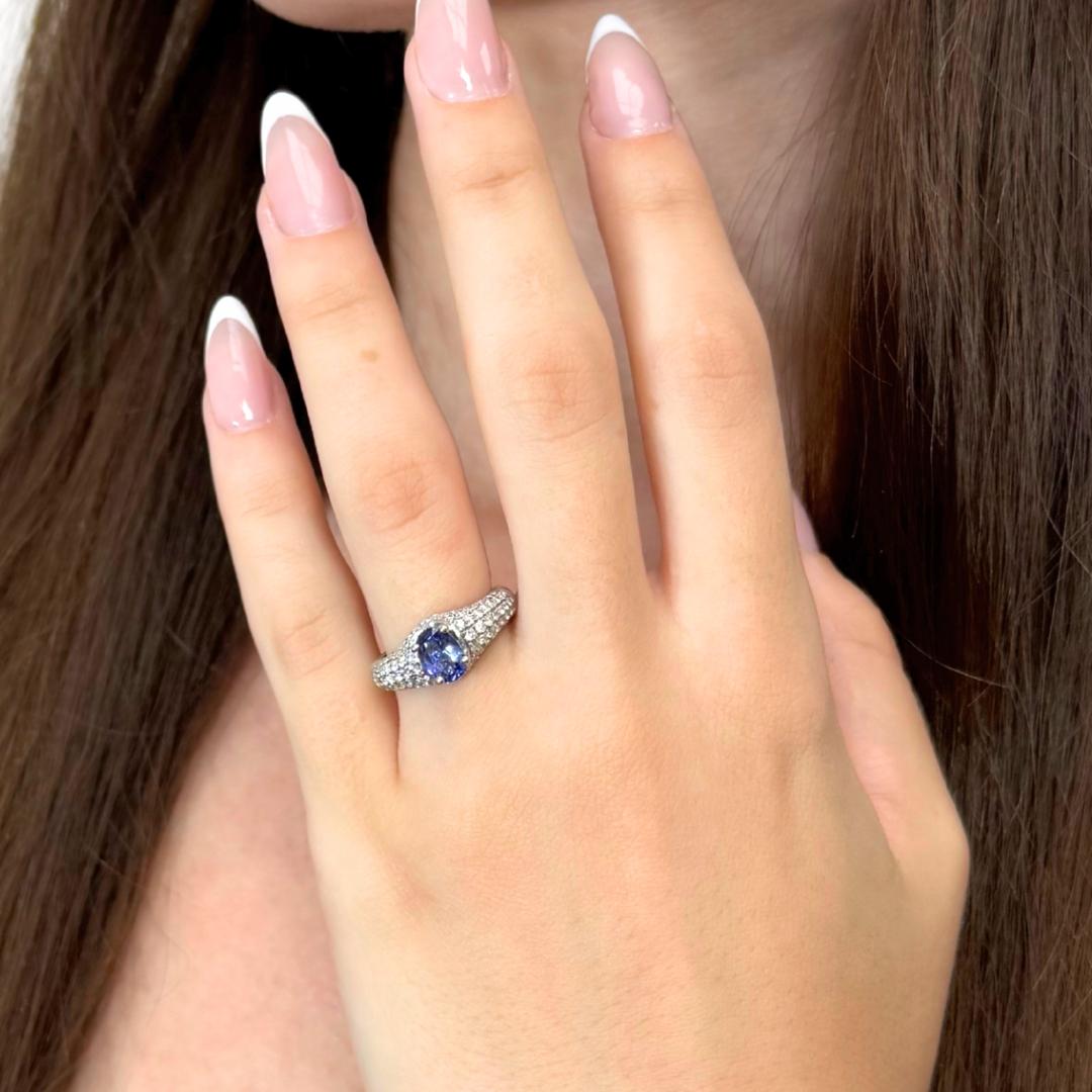 Sorprendente Anillo en Racimo de Tanzanita y Diamantes de 2,02ct en Oro Blanco de 18k - Certificado IGI

Este anillo de oro blanco de 18 quilates, una cautivadora mezcla de color y brillo, tiene en su centro una cautivadora tanzanita de talla oval