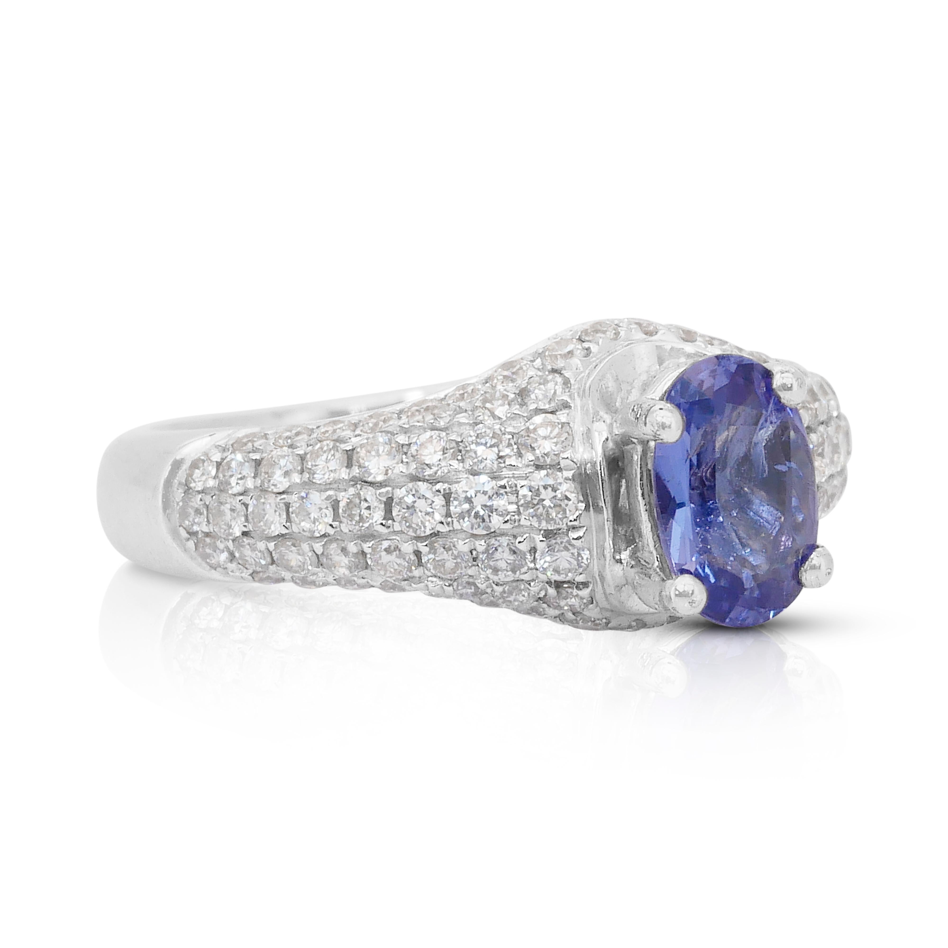 Fascinante Anillo de Oro Blanco de 18 quilates con Racimo de Tanzanita y Diamantes de 2,02 quilates Corte oval en venta