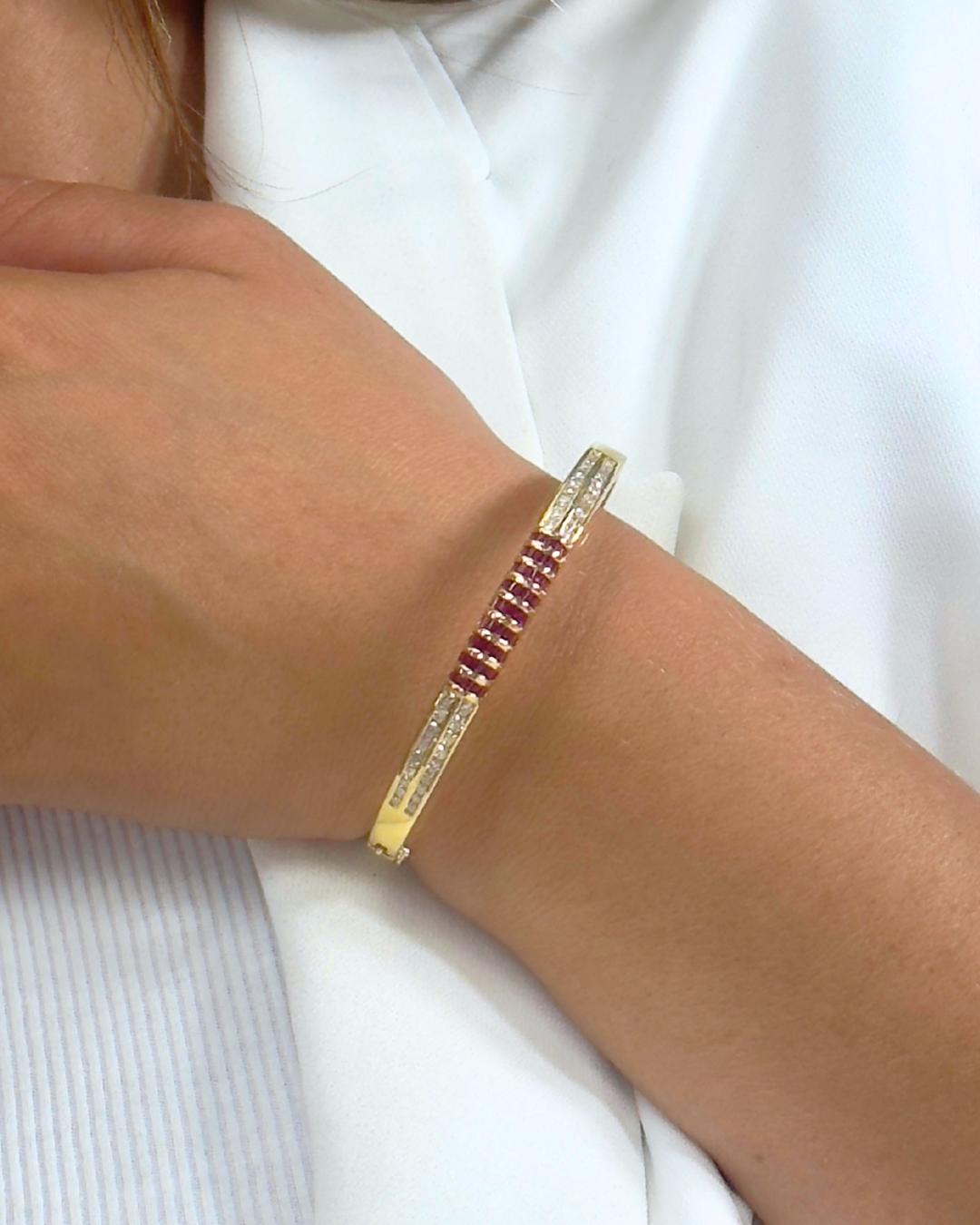 Mesmerizing 2.96ct Rubies and Diamonds Bracelet in 18k Yellow Gold - IGI Certified

Bursting with timeless elegance, this 18k yellow gold bracelet features 45 baguette-cut rubies totaling 1.08ct in a vivid red hue, symbolizing passion and vitality.