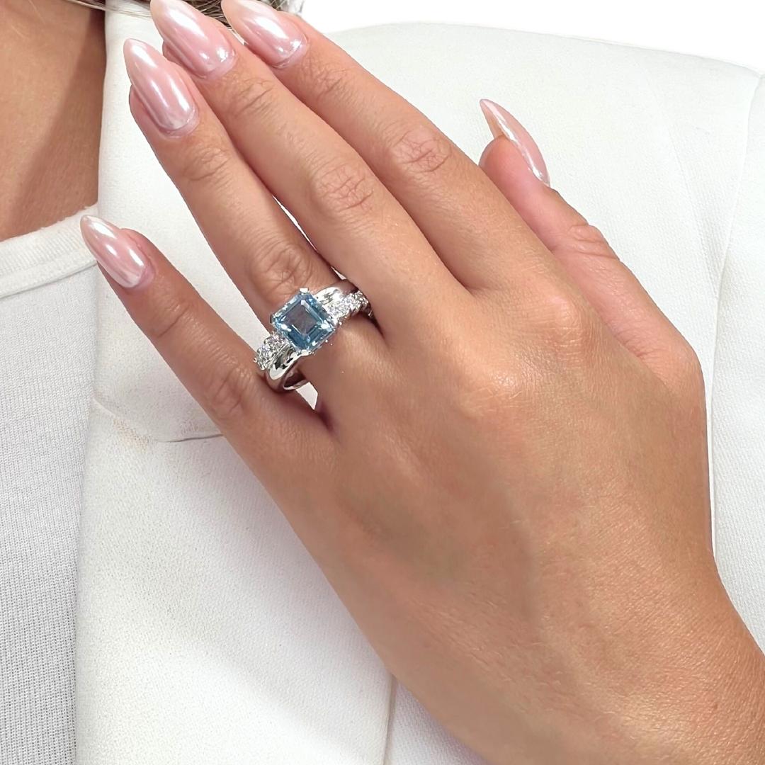 Mesmerizing 4.11ct Aquamarine and Diamonds Cluster Ring in 18k White Gold - IGI Certified

Capture effortless beauty with this refined 18K white gold ring, showcasing a luminous 3.50ct square-cut aquamarine in a soft light blue shade. Framed by six