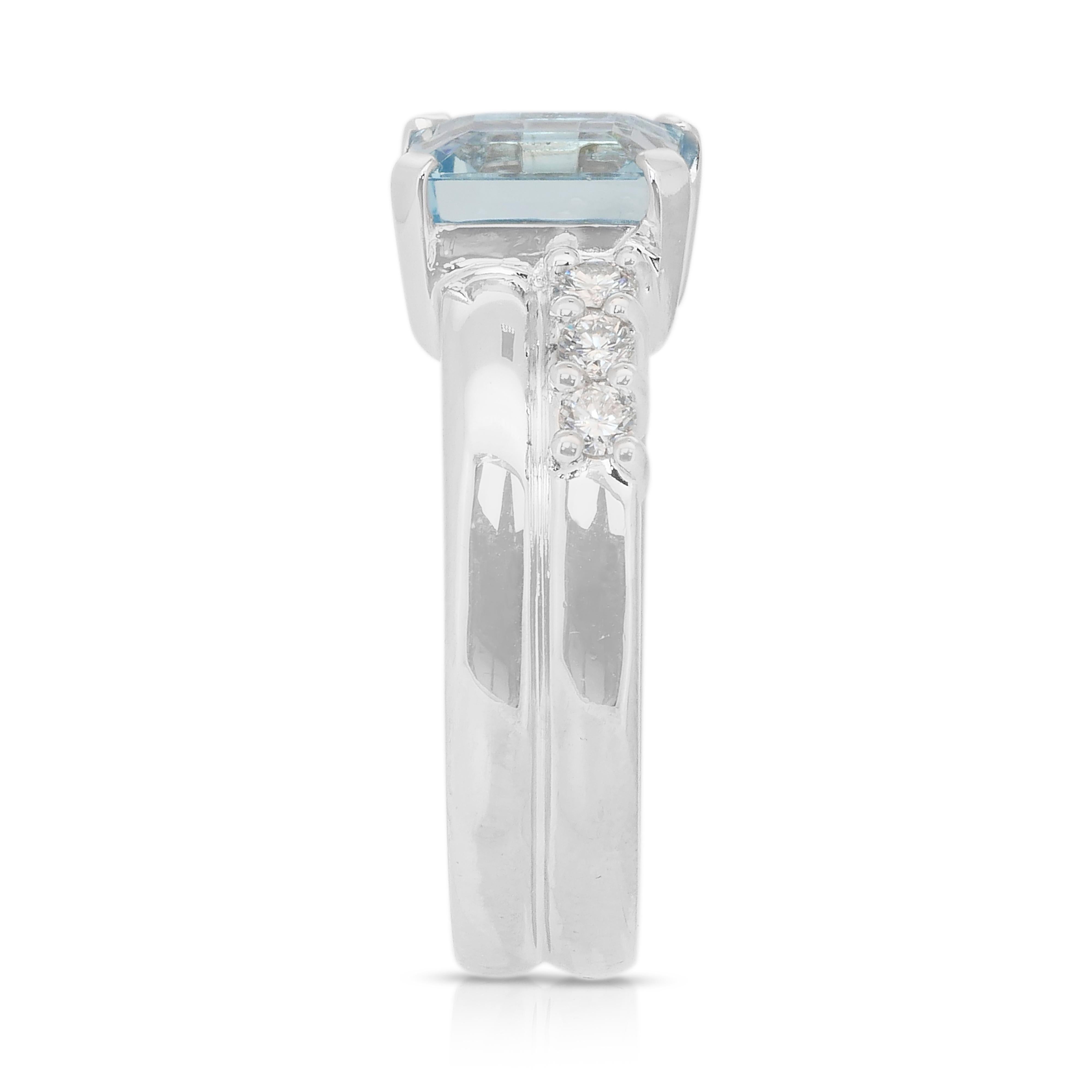 Mesmerizing 4.11ct Aquamarine and Diamonds Cluster Ring in 18k White Gold For Sale 2