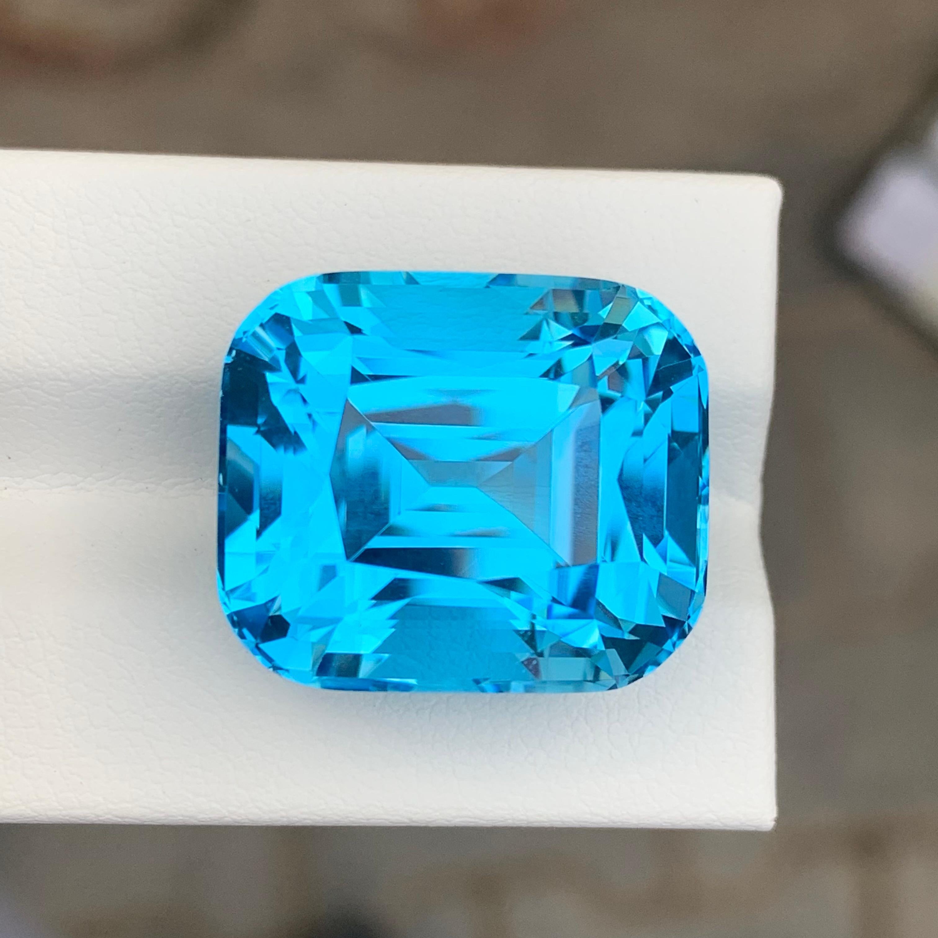 Mesmerizing 44.80 Carats Loose Swiss Blue Topaz Cushion Shape in vendita 3