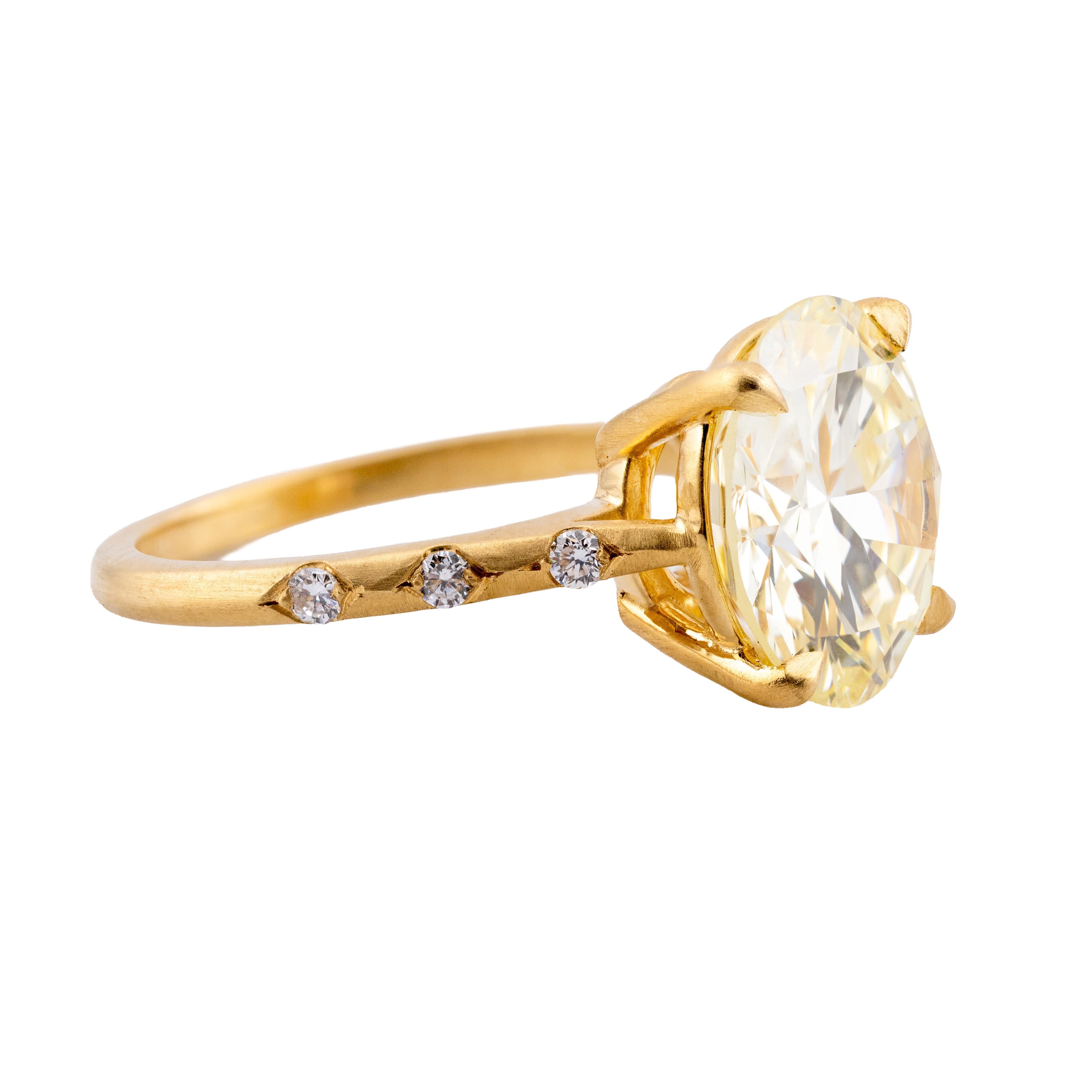 Aston Estate Jewelry présente

Une magnifique bague de fiançailles ornée d'un diamant taille brillant de 5,94 carats, de couleur Q à R et de pureté VVS2.

Réalisé en or jaune 18 carats, le bracelet est orné de diamants supplémentaires de taille
