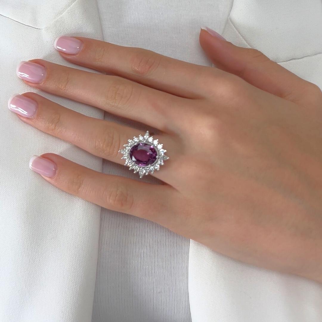 Incredibile anello da cocktail con granato e diamanti da 6,49 carati in oro bianco 18 carati - certificato IGI

Scopri la bellezza di questo granato ovale da 5,40 carati dal colore cangiante, che passa da un ipnotico viola rosato a un rosa violaceo