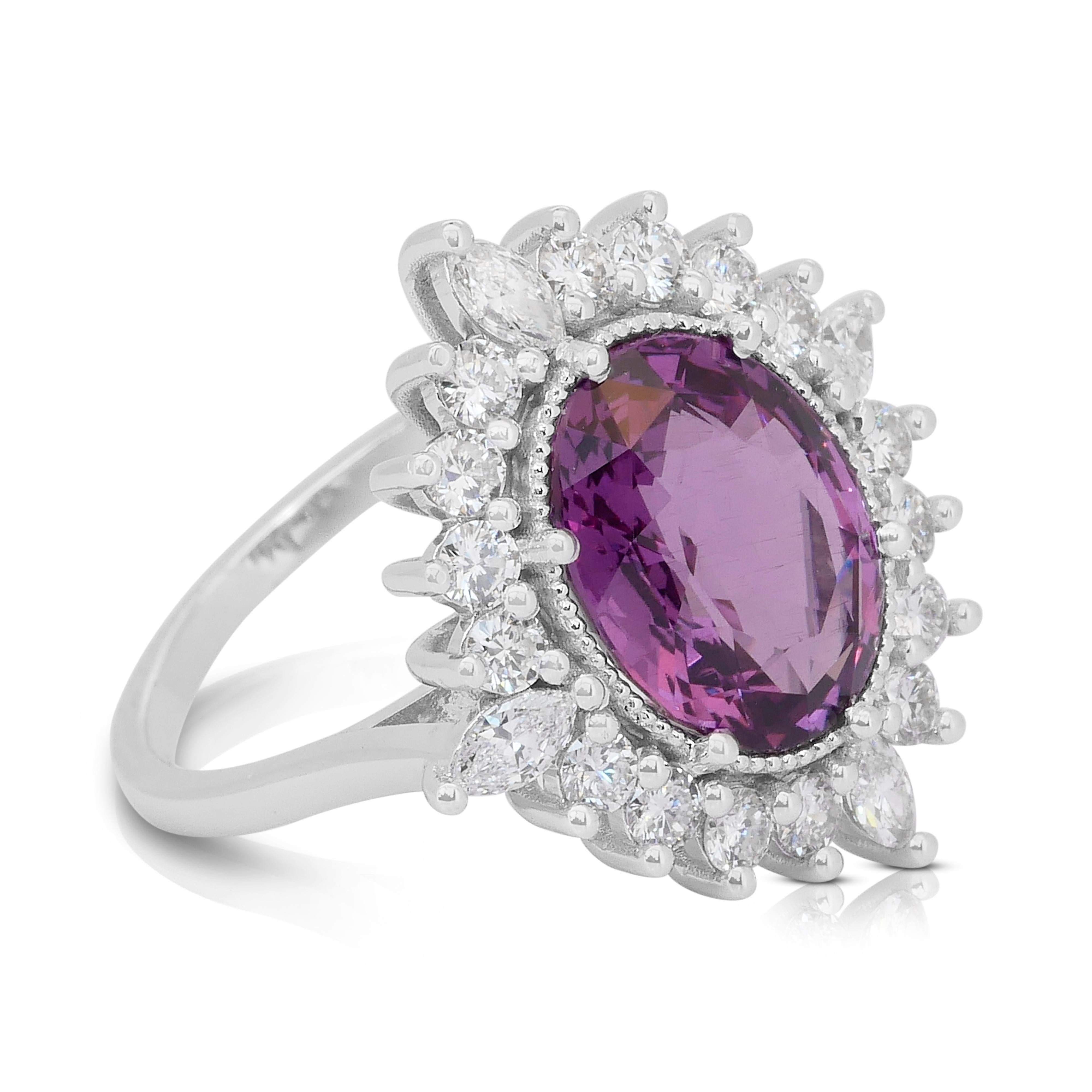 Taglio ovale Incredibile anello da cocktail con granato e diamanti da 6,49 carati in oro bianco 18 ct. in vendita