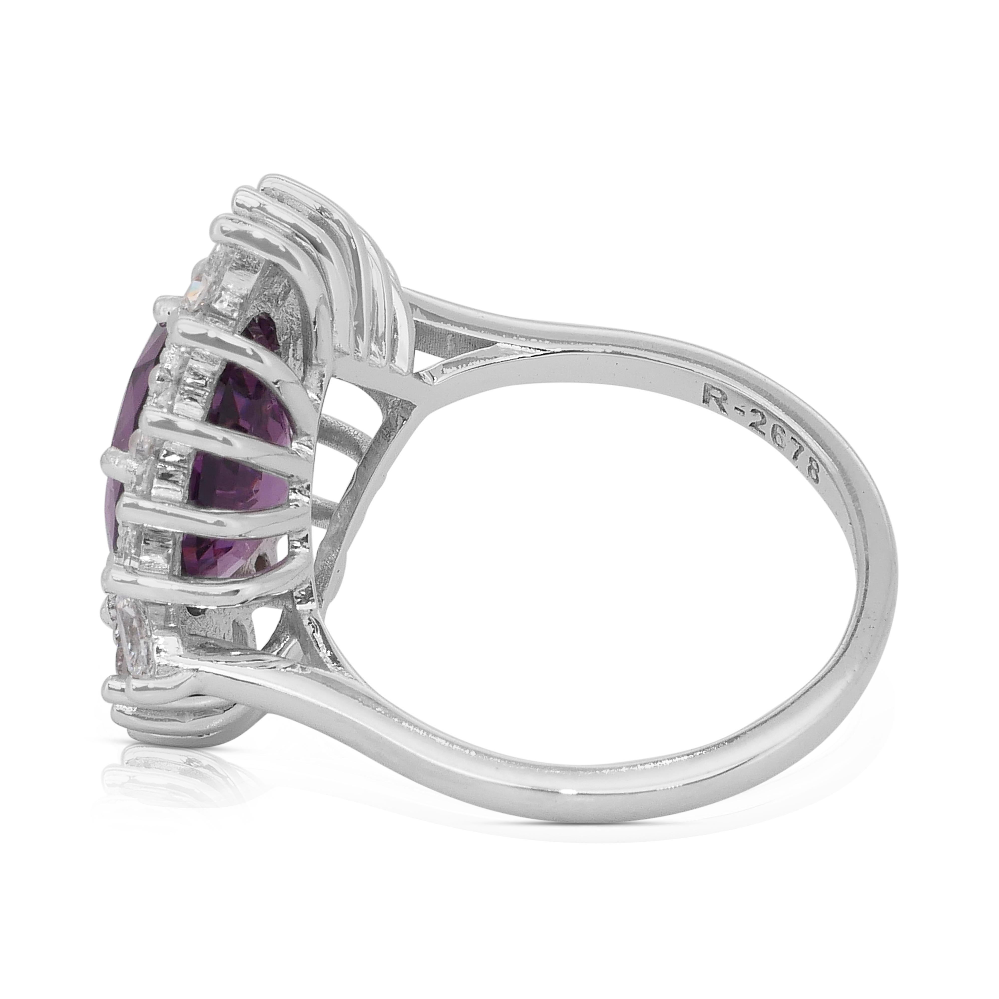 Donna Incredibile anello da cocktail con granato e diamanti da 6,49 carati in oro bianco 18 ct. in vendita