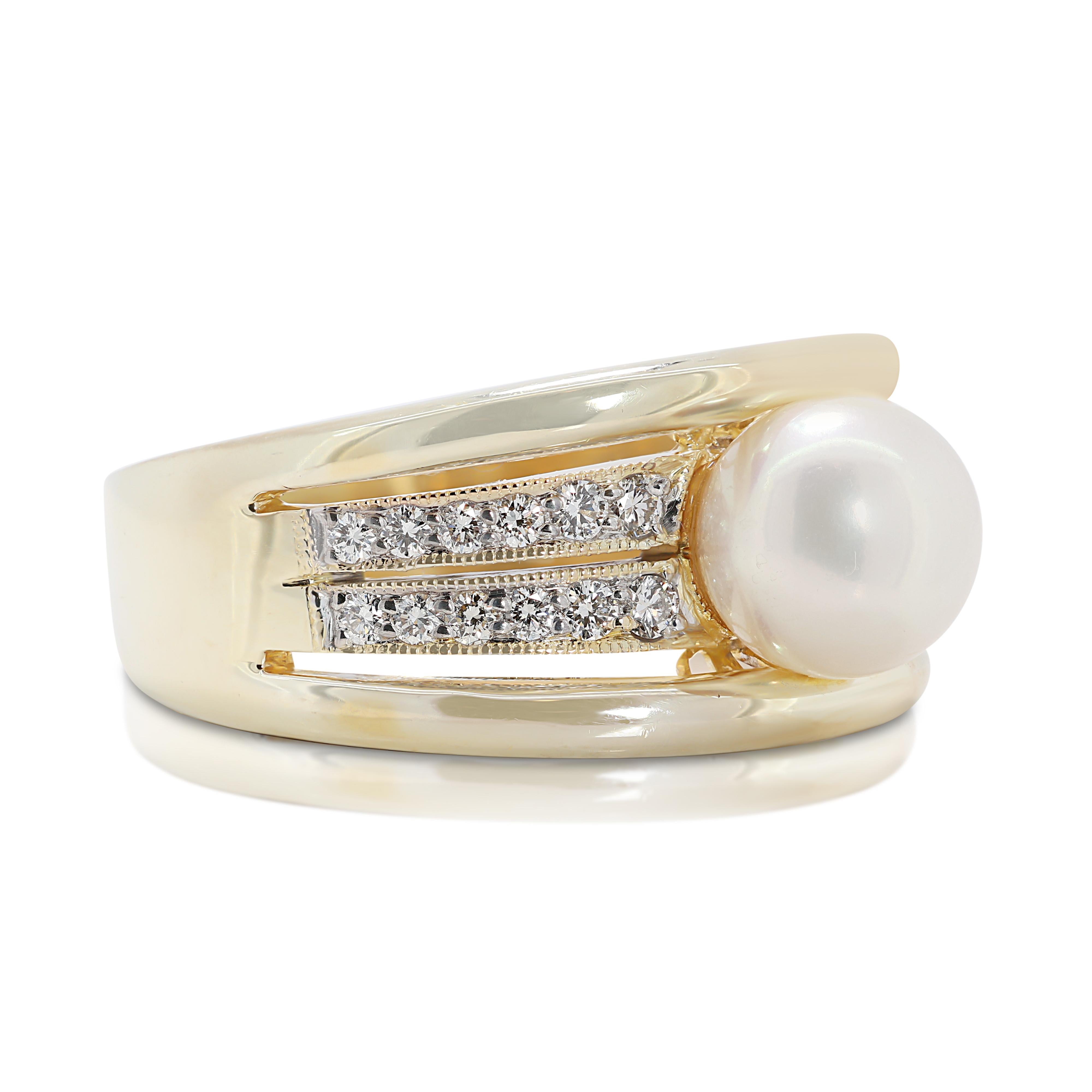 Mesmerizing 7.06mm Akoya Pearl Ring with Natural Diamond in 18K Yellow Gold In Excellent Condition In רמת גן, IL