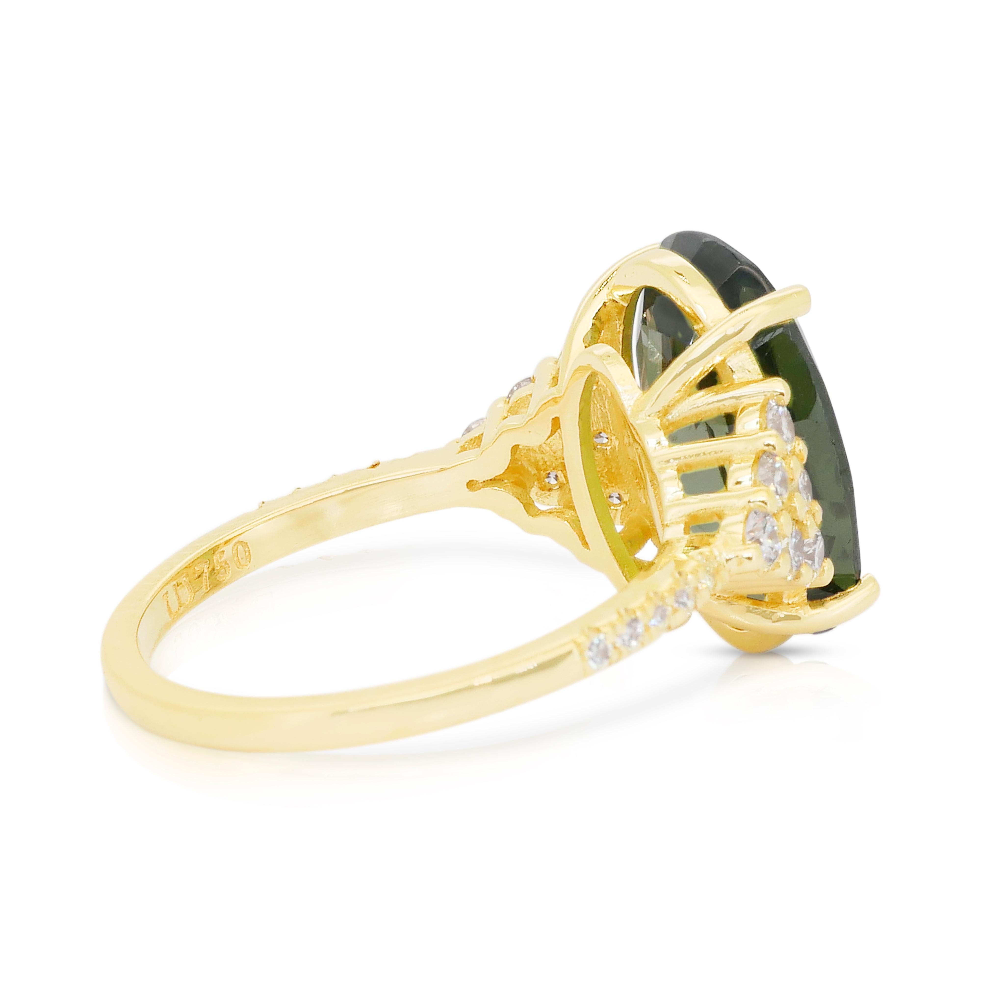 Taille ovale Magnifique bague cocktail en or jaune 18k avec zircon et diamants de 7,36ct en vente