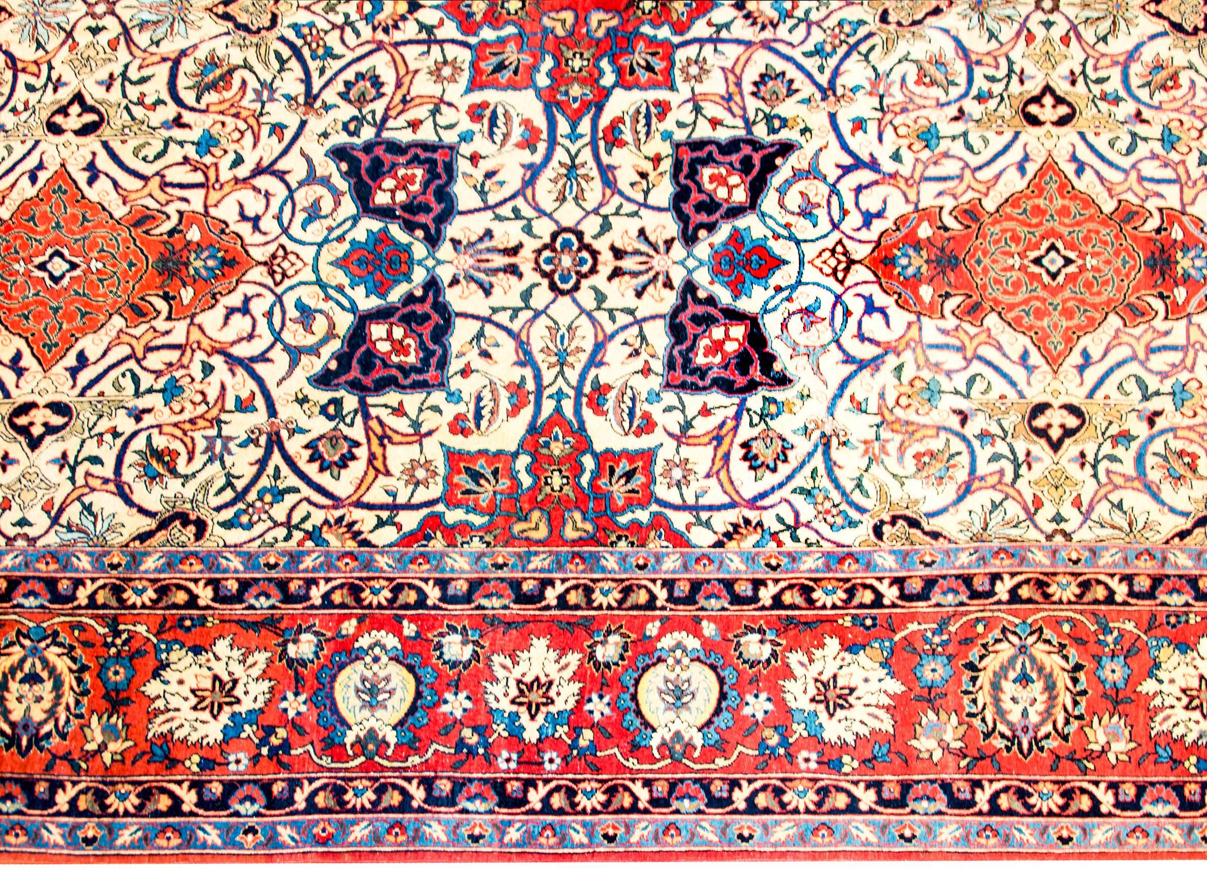 Persischer Isfahan-Teppich aus dem frühen 20. Jahrhundert, faszinierend im Zustand „Gut“ im Angebot in Chicago, IL