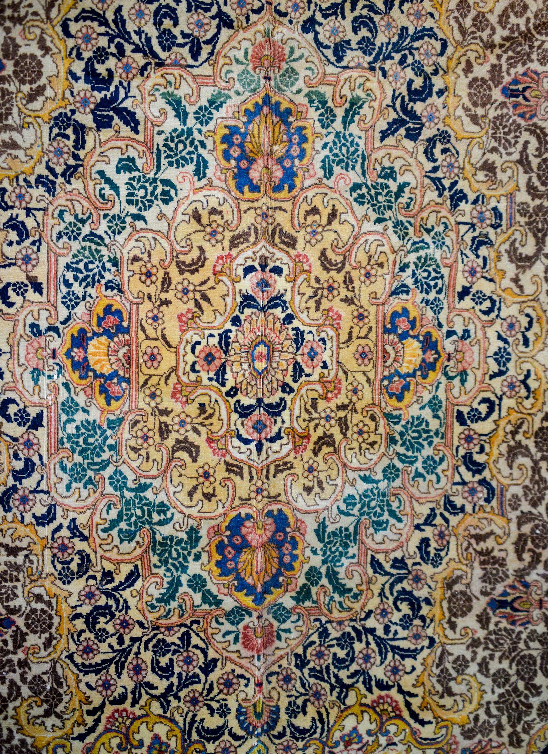 Tintura vegetale Incredibile tappeto Tabriz dei primi del Novecento in vendita