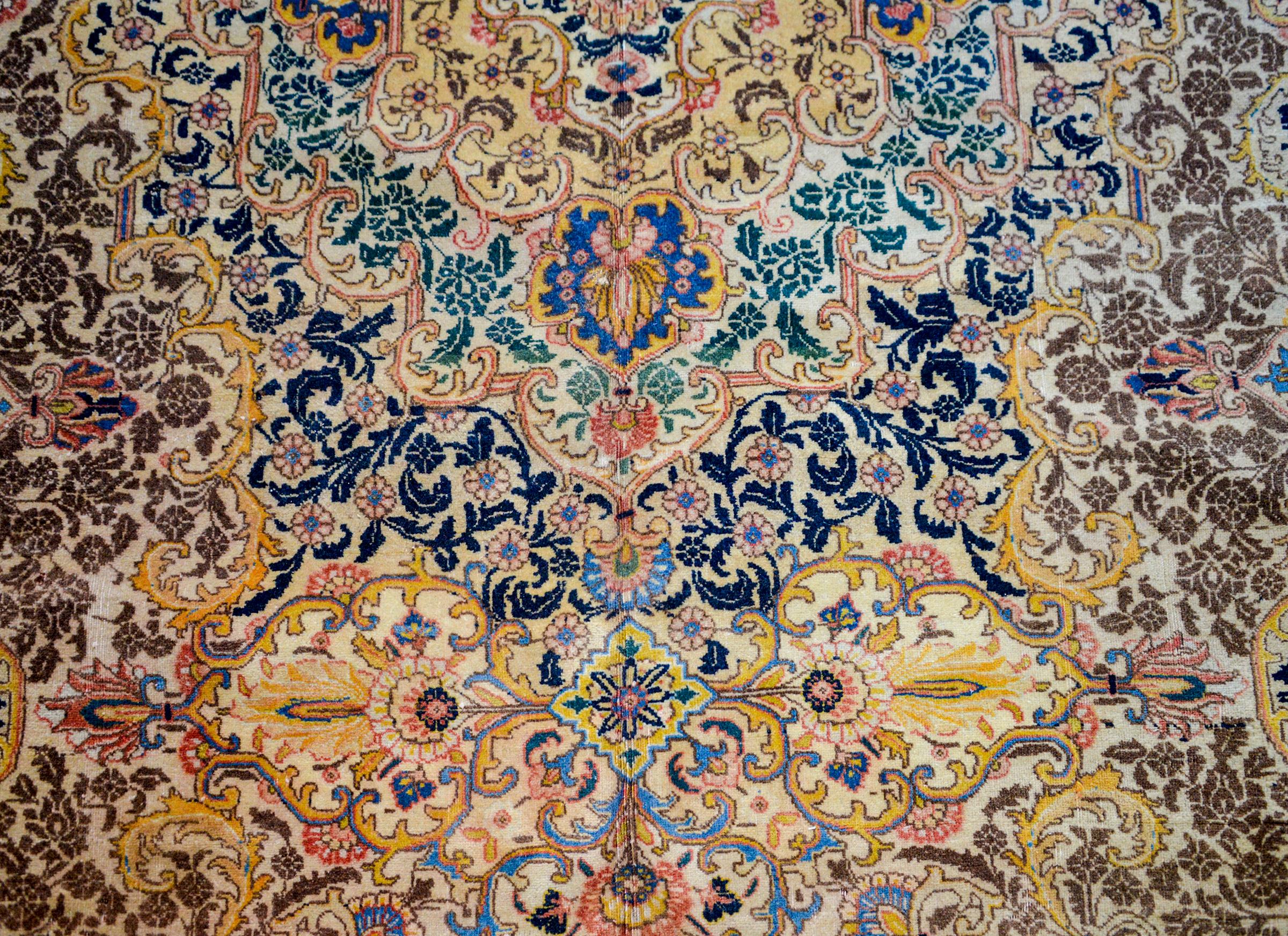 Mesmerizing Early 20th Century Tabriz Rug In Good Condition For Sale In Chicago, IL